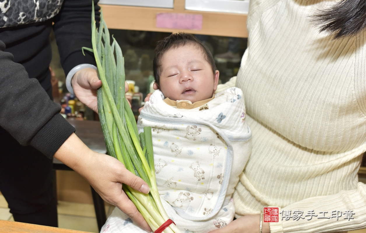 剃胎毛、滿月剃頭、嬰兒剃頭、嬰兒理髮、嬰兒剃髮、嬰兒剃胎毛、嬰兒滿月剃頭、張寶寶剃頭、剃胎毛儀式、剃胎毛吉祥話、滿月剃頭儀式、滿月剃頭吉祥話、張寶寶剃胎毛、張寶寶滿月剃頭理髮、 新北市永和區剃胎毛、新北市永和區滿月剃頭、新北市永和區嬰兒剃頭剃胎毛、新北市永和區嬰兒理髮、新北市嬰兒剃髮、 張寶寶(新北市永和區嬰兒張寶寶滿月剃頭理髮、嬰兒剃胎毛儀式吉祥話)。中國風會場，爸媽寶貝穿「日中韓」古裝禮服。專業拍照、DVD光碟、證書。★購買「臍帶章、肚臍章、胎毛筆刷印章」贈送：剃頭、收涎、抓周，三選一。2021.12.29照片16