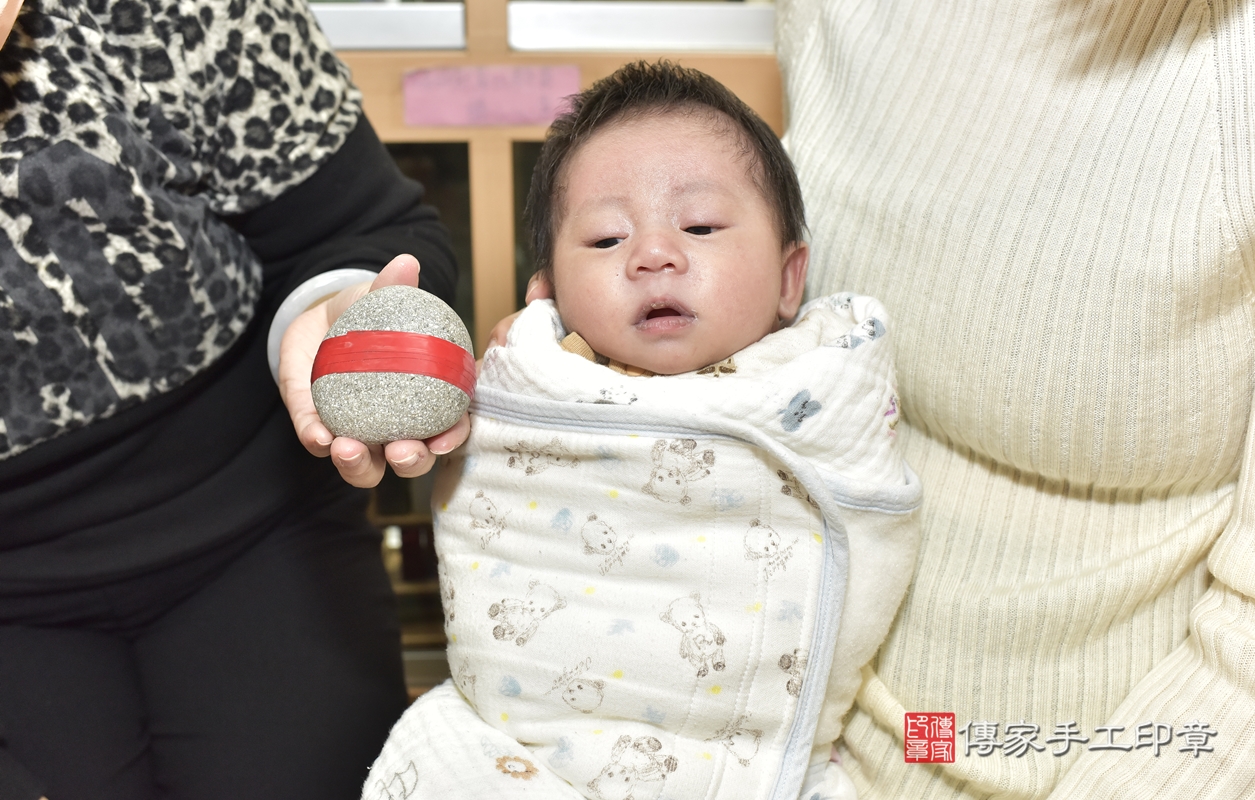 剃胎毛、滿月剃頭、嬰兒剃頭、嬰兒理髮、嬰兒剃髮、嬰兒剃胎毛、嬰兒滿月剃頭、張寶寶剃頭、剃胎毛儀式、剃胎毛吉祥話、滿月剃頭儀式、滿月剃頭吉祥話、張寶寶剃胎毛、張寶寶滿月剃頭理髮、 新北市永和區剃胎毛、新北市永和區滿月剃頭、新北市永和區嬰兒剃頭剃胎毛、新北市永和區嬰兒理髮、新北市嬰兒剃髮、 張寶寶(新北市永和區嬰兒張寶寶滿月剃頭理髮、嬰兒剃胎毛儀式吉祥話)。中國風會場，爸媽寶貝穿「日中韓」古裝禮服。專業拍照、DVD光碟、證書。★購買「臍帶章、肚臍章、胎毛筆刷印章」贈送：剃頭、收涎、抓周，三選一。2021.12.29照片18