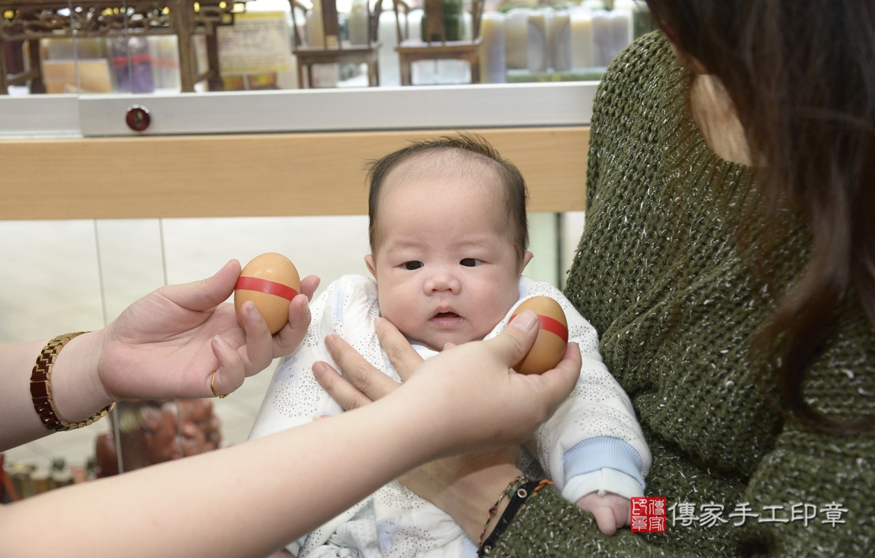 剃胎毛、滿月剃頭、嬰兒剃頭、嬰兒理髮、嬰兒剃髮、嬰兒剃胎毛、嬰兒滿月剃頭、楊寶寶剃頭、剃胎毛儀式、剃胎毛吉祥話、滿月剃頭儀式、滿月剃頭吉祥話、楊寶寶剃胎毛、楊寶寶滿月剃頭理髮、 新北市永和區剃胎毛、新北市永和區滿月剃頭、新北市永和區嬰兒剃頭剃胎毛、新北市永和區嬰兒理髮、新北市嬰兒剃髮、 楊寶寶(新北市永和區嬰兒楊寶寶滿月剃頭理髮、嬰兒剃胎毛儀式吉祥話)。中國風會場，爸媽寶貝穿「日中韓」古裝禮服。專業拍照、DVD光碟、證書。★購買「臍帶章、肚臍章、胎毛筆刷印章」贈送：剃頭、收涎、抓周，三選一。2022.01.01照片7