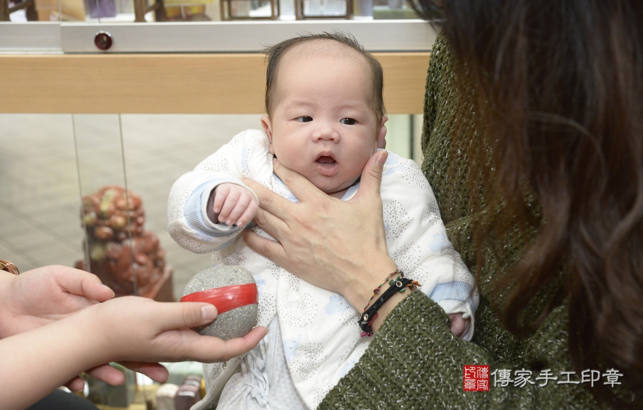 剃胎毛、滿月剃頭、嬰兒剃頭、嬰兒理髮、嬰兒剃髮、嬰兒剃胎毛、嬰兒滿月剃頭、楊寶寶剃頭、剃胎毛儀式、剃胎毛吉祥話、滿月剃頭儀式、滿月剃頭吉祥話、楊寶寶剃胎毛、楊寶寶滿月剃頭理髮、 新北市永和區剃胎毛、新北市永和區滿月剃頭、新北市永和區嬰兒剃頭剃胎毛、新北市永和區嬰兒理髮、新北市嬰兒剃髮、 楊寶寶(新北市永和區嬰兒楊寶寶滿月剃頭理髮、嬰兒剃胎毛儀式吉祥話)。中國風會場，爸媽寶貝穿「日中韓」古裝禮服。專業拍照、DVD光碟、證書。★購買「臍帶章、肚臍章、胎毛筆刷印章」贈送：剃頭、收涎、抓周，三選一。2022.01.01照片10