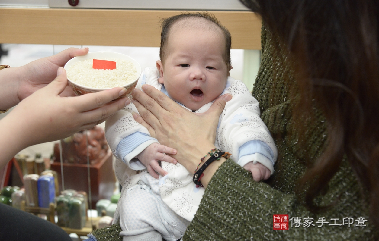 剃胎毛、滿月剃頭、嬰兒剃頭、嬰兒理髮、嬰兒剃髮、嬰兒剃胎毛、嬰兒滿月剃頭、楊寶寶剃頭、剃胎毛儀式、剃胎毛吉祥話、滿月剃頭儀式、滿月剃頭吉祥話、楊寶寶剃胎毛、楊寶寶滿月剃頭理髮、 新北市永和區剃胎毛、新北市永和區滿月剃頭、新北市永和區嬰兒剃頭剃胎毛、新北市永和區嬰兒理髮、新北市嬰兒剃髮、 楊寶寶(新北市永和區嬰兒楊寶寶滿月剃頭理髮、嬰兒剃胎毛儀式吉祥話)。中國風會場，爸媽寶貝穿「日中韓」古裝禮服。專業拍照、DVD光碟、證書。★購買「臍帶章、肚臍章、胎毛筆刷印章」贈送：剃頭、收涎、抓周，三選一。2022.01.01照片12