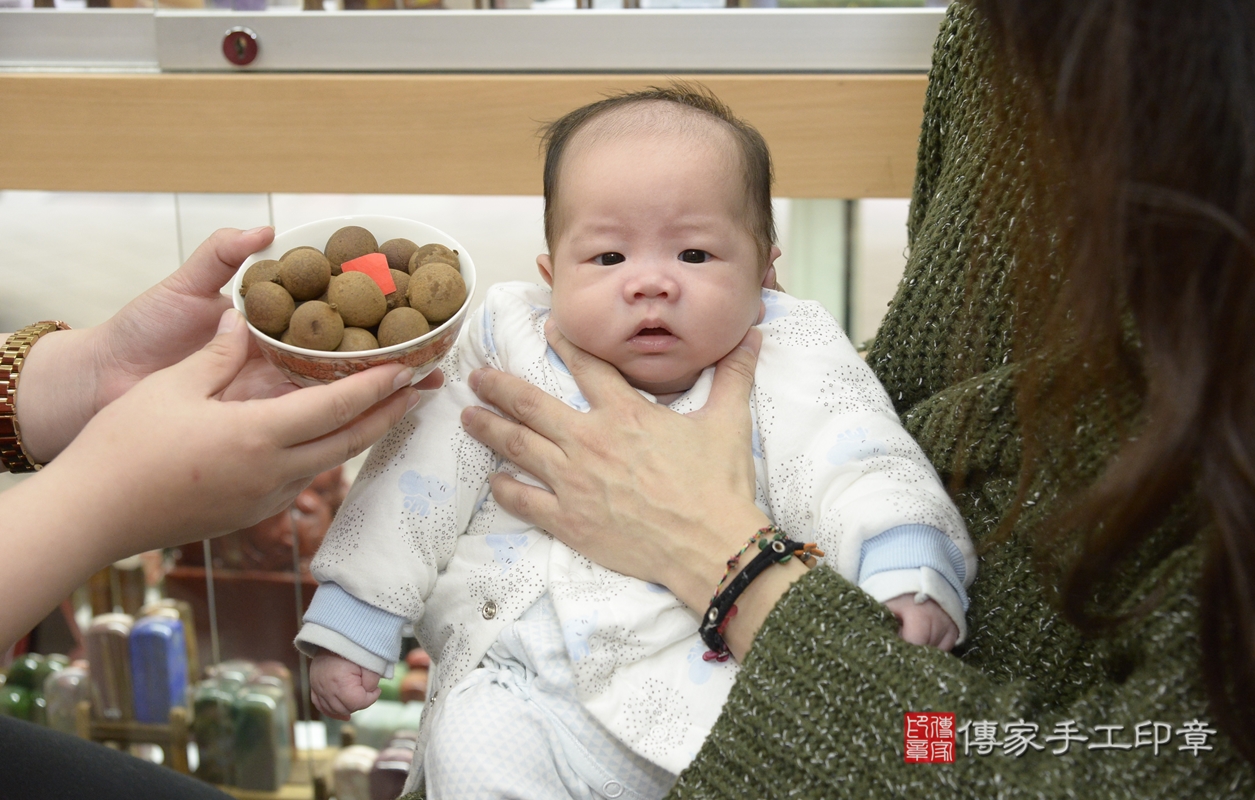 剃胎毛、滿月剃頭、嬰兒剃頭、嬰兒理髮、嬰兒剃髮、嬰兒剃胎毛、嬰兒滿月剃頭、楊寶寶剃頭、剃胎毛儀式、剃胎毛吉祥話、滿月剃頭儀式、滿月剃頭吉祥話、楊寶寶剃胎毛、楊寶寶滿月剃頭理髮、 新北市永和區剃胎毛、新北市永和區滿月剃頭、新北市永和區嬰兒剃頭剃胎毛、新北市永和區嬰兒理髮、新北市嬰兒剃髮、 楊寶寶(新北市永和區嬰兒楊寶寶滿月剃頭理髮、嬰兒剃胎毛儀式吉祥話)。中國風會場，爸媽寶貝穿「日中韓」古裝禮服。專業拍照、DVD光碟、證書。★購買「臍帶章、肚臍章、胎毛筆刷印章」贈送：剃頭、收涎、抓周，三選一。2022.01.01照片13