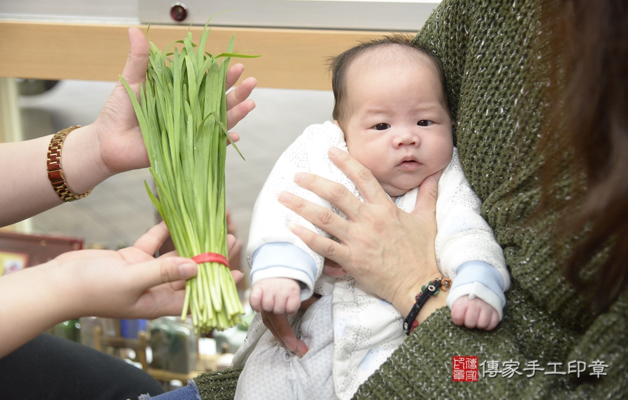 剃胎毛、滿月剃頭、嬰兒剃頭、嬰兒理髮、嬰兒剃髮、嬰兒剃胎毛、嬰兒滿月剃頭、楊寶寶剃頭、剃胎毛儀式、剃胎毛吉祥話、滿月剃頭儀式、滿月剃頭吉祥話、楊寶寶剃胎毛、楊寶寶滿月剃頭理髮、 新北市永和區剃胎毛、新北市永和區滿月剃頭、新北市永和區嬰兒剃頭剃胎毛、新北市永和區嬰兒理髮、新北市嬰兒剃髮、 楊寶寶(新北市永和區嬰兒楊寶寶滿月剃頭理髮、嬰兒剃胎毛儀式吉祥話)。中國風會場，爸媽寶貝穿「日中韓」古裝禮服。專業拍照、DVD光碟、證書。★購買「臍帶章、肚臍章、胎毛筆刷印章」贈送：剃頭、收涎、抓周，三選一。2022.01.01照片18