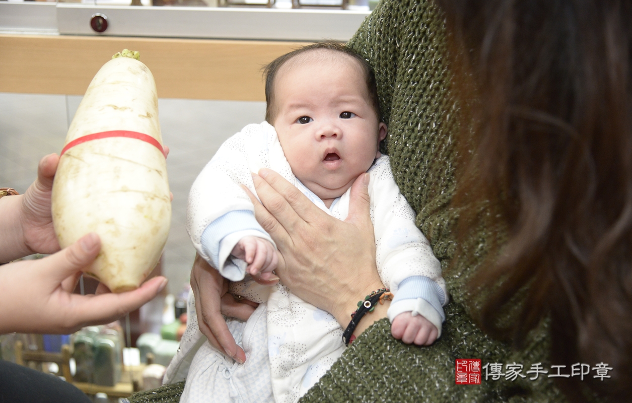 剃胎毛、滿月剃頭、嬰兒剃頭、嬰兒理髮、嬰兒剃髮、嬰兒剃胎毛、嬰兒滿月剃頭、楊寶寶剃頭、剃胎毛儀式、剃胎毛吉祥話、滿月剃頭儀式、滿月剃頭吉祥話、楊寶寶剃胎毛、楊寶寶滿月剃頭理髮、 新北市永和區剃胎毛、新北市永和區滿月剃頭、新北市永和區嬰兒剃頭剃胎毛、新北市永和區嬰兒理髮、新北市嬰兒剃髮、 楊寶寶(新北市永和區嬰兒楊寶寶滿月剃頭理髮、嬰兒剃胎毛儀式吉祥話)。中國風會場，爸媽寶貝穿「日中韓」古裝禮服。專業拍照、DVD光碟、證書。★購買「臍帶章、肚臍章、胎毛筆刷印章」贈送：剃頭、收涎、抓周，三選一。2022.01.01照片22