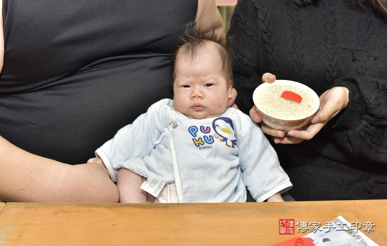 剃胎毛、滿月剃頭、嬰兒剃頭、嬰兒理髮、嬰兒剃髮、嬰兒剃胎毛、嬰兒滿月剃頭、梁寶寶剃頭、剃胎毛儀式、剃胎毛吉祥話、滿月剃頭儀式、滿月剃頭吉祥話、梁寶寶剃胎毛、梁寶寶滿月剃頭理髮、 新北市永和區剃胎毛、新北市永和區滿月剃頭、新北市永和區嬰兒剃頭剃胎毛、新北市永和區嬰兒理髮、新北市嬰兒剃髮、 梁寶寶(新北市永和區嬰兒梁寶寶滿月剃頭理髮、嬰兒剃胎毛儀式吉祥話)。中國風會場，爸媽寶貝穿「日中韓」古裝禮服。專業拍照、DVD光碟、證書。★購買「臍帶章、肚臍章、胎毛筆刷印章」贈送：剃頭、收涎、抓周，三選一。2022.01.04照片11