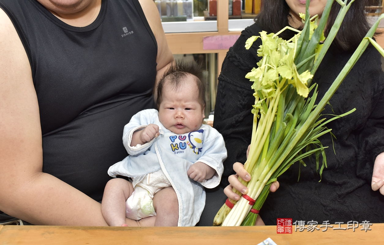 剃胎毛、滿月剃頭、嬰兒剃頭、嬰兒理髮、嬰兒剃髮、嬰兒剃胎毛、嬰兒滿月剃頭、梁寶寶剃頭、剃胎毛儀式、剃胎毛吉祥話、滿月剃頭儀式、滿月剃頭吉祥話、梁寶寶剃胎毛、梁寶寶滿月剃頭理髮、 新北市永和區剃胎毛、新北市永和區滿月剃頭、新北市永和區嬰兒剃頭剃胎毛、新北市永和區嬰兒理髮、新北市嬰兒剃髮、 梁寶寶(新北市永和區嬰兒梁寶寶滿月剃頭理髮、嬰兒剃胎毛儀式吉祥話)。中國風會場，爸媽寶貝穿「日中韓」古裝禮服。專業拍照、DVD光碟、證書。★購買「臍帶章、肚臍章、胎毛筆刷印章」贈送：剃頭、收涎、抓周，三選一。2022.01.04照片17