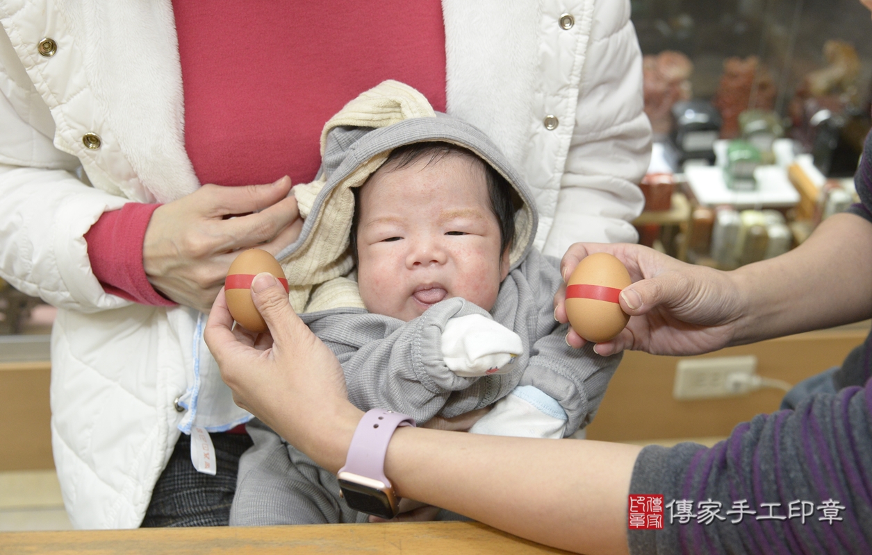 剃胎毛、滿月剃頭、嬰兒剃頭、嬰兒理髮、嬰兒剃髮、嬰兒剃胎毛、嬰兒滿月剃頭、葉寶寶剃頭、剃胎毛儀式、剃胎毛吉祥話、滿月剃頭儀式、滿月剃頭吉祥話、葉寶寶剃胎毛、葉寶寶滿月剃頭理髮、 新北市永和區剃胎毛、新北市永和區滿月剃頭、新北市永和區嬰兒剃頭剃胎毛、新北市永和區嬰兒理髮、新北市嬰兒剃髮、 葉寶寶(新北市永和區嬰兒葉寶寶滿月剃頭理髮、嬰兒剃胎毛儀式吉祥話)。中國風會場，爸媽寶貝穿「日中韓」古裝禮服。專業拍照、DVD光碟、證書。★購買「臍帶章、肚臍章、胎毛筆刷印章」贈送：剃頭、收涎、抓周，三選一。2022.01.07照片6