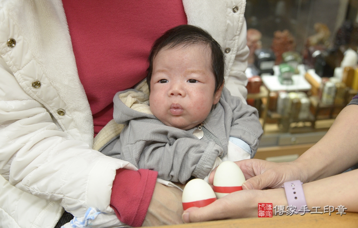 剃胎毛、滿月剃頭、嬰兒剃頭、嬰兒理髮、嬰兒剃髮、嬰兒剃胎毛、嬰兒滿月剃頭、葉寶寶剃頭、剃胎毛儀式、剃胎毛吉祥話、滿月剃頭儀式、滿月剃頭吉祥話、葉寶寶剃胎毛、葉寶寶滿月剃頭理髮、 新北市永和區剃胎毛、新北市永和區滿月剃頭、新北市永和區嬰兒剃頭剃胎毛、新北市永和區嬰兒理髮、新北市嬰兒剃髮、 葉寶寶(新北市永和區嬰兒葉寶寶滿月剃頭理髮、嬰兒剃胎毛儀式吉祥話)。中國風會場，爸媽寶貝穿「日中韓」古裝禮服。專業拍照、DVD光碟、證書。★購買「臍帶章、肚臍章、胎毛筆刷印章」贈送：剃頭、收涎、抓周，三選一。2022.01.07照片7