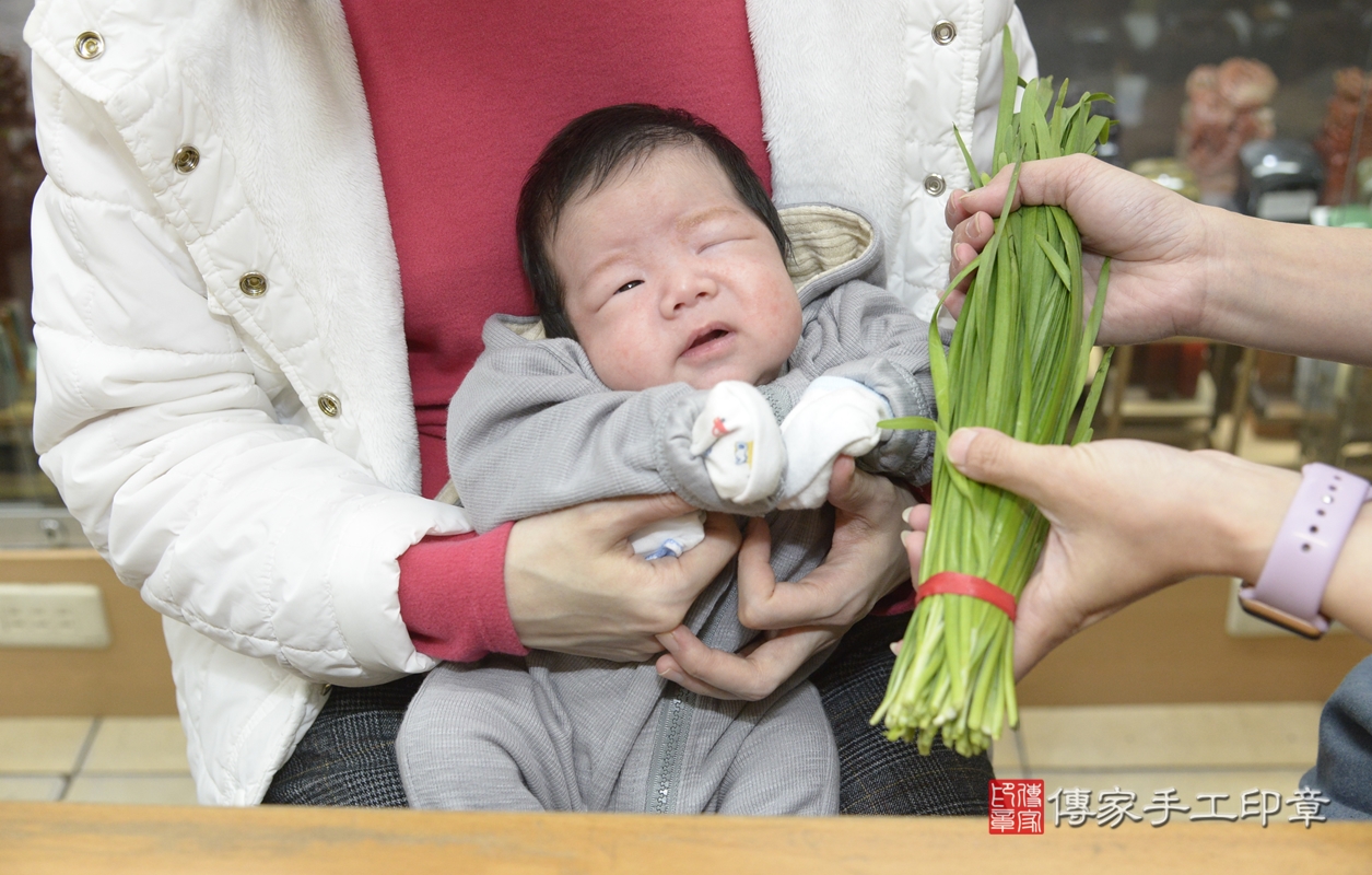 剃胎毛、滿月剃頭、嬰兒剃頭、嬰兒理髮、嬰兒剃髮、嬰兒剃胎毛、嬰兒滿月剃頭、葉寶寶剃頭、剃胎毛儀式、剃胎毛吉祥話、滿月剃頭儀式、滿月剃頭吉祥話、葉寶寶剃胎毛、葉寶寶滿月剃頭理髮、 新北市永和區剃胎毛、新北市永和區滿月剃頭、新北市永和區嬰兒剃頭剃胎毛、新北市永和區嬰兒理髮、新北市嬰兒剃髮、 葉寶寶(新北市永和區嬰兒葉寶寶滿月剃頭理髮、嬰兒剃胎毛儀式吉祥話)。中國風會場，爸媽寶貝穿「日中韓」古裝禮服。專業拍照、DVD光碟、證書。★購買「臍帶章、肚臍章、胎毛筆刷印章」贈送：剃頭、收涎、抓周，三選一。2022.01.07照片15