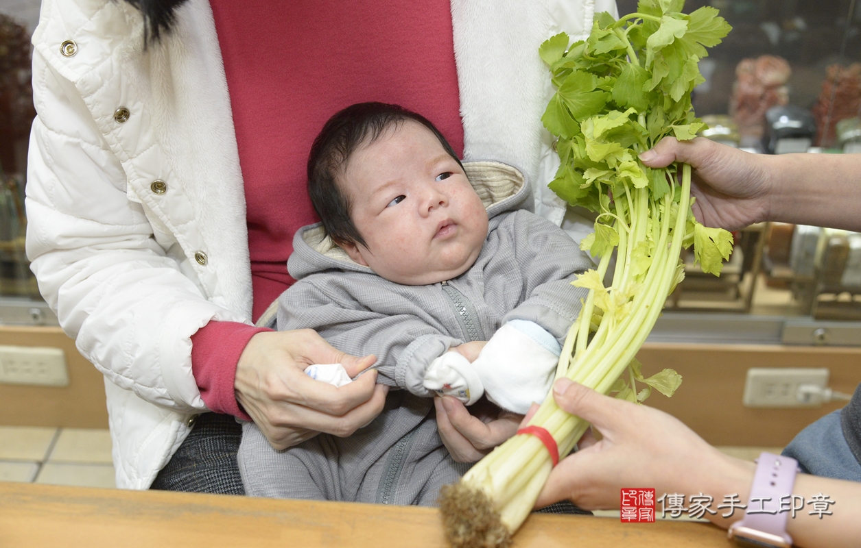 剃胎毛、滿月剃頭、嬰兒剃頭、嬰兒理髮、嬰兒剃髮、嬰兒剃胎毛、嬰兒滿月剃頭、葉寶寶剃頭、剃胎毛儀式、剃胎毛吉祥話、滿月剃頭儀式、滿月剃頭吉祥話、葉寶寶剃胎毛、葉寶寶滿月剃頭理髮、 新北市永和區剃胎毛、新北市永和區滿月剃頭、新北市永和區嬰兒剃頭剃胎毛、新北市永和區嬰兒理髮、新北市嬰兒剃髮、 葉寶寶(新北市永和區嬰兒葉寶寶滿月剃頭理髮、嬰兒剃胎毛儀式吉祥話)。中國風會場，爸媽寶貝穿「日中韓」古裝禮服。專業拍照、DVD光碟、證書。★購買「臍帶章、肚臍章、胎毛筆刷印章」贈送：剃頭、收涎、抓周，三選一。2022.01.07照片16