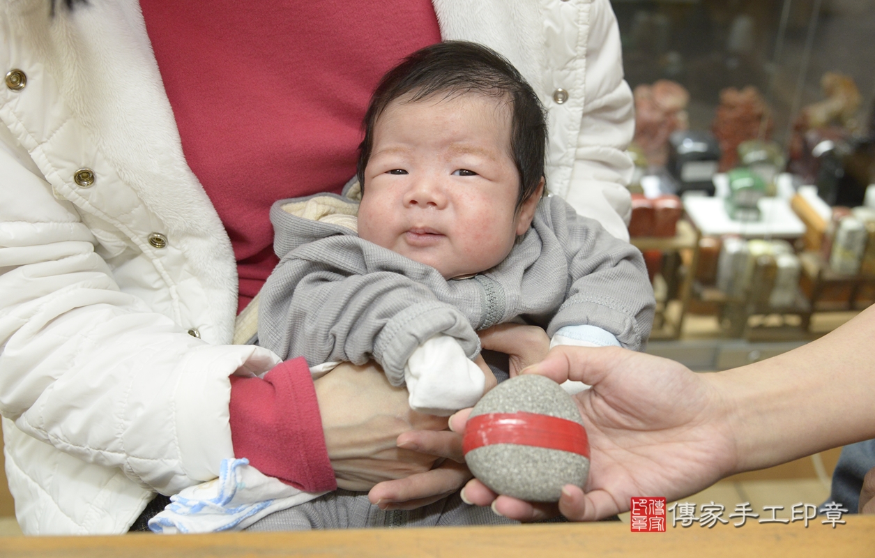 剃胎毛、滿月剃頭、嬰兒剃頭、嬰兒理髮、嬰兒剃髮、嬰兒剃胎毛、嬰兒滿月剃頭、葉寶寶剃頭、剃胎毛儀式、剃胎毛吉祥話、滿月剃頭儀式、滿月剃頭吉祥話、葉寶寶剃胎毛、葉寶寶滿月剃頭理髮、 新北市永和區剃胎毛、新北市永和區滿月剃頭、新北市永和區嬰兒剃頭剃胎毛、新北市永和區嬰兒理髮、新北市嬰兒剃髮、 葉寶寶(新北市永和區嬰兒葉寶寶滿月剃頭理髮、嬰兒剃胎毛儀式吉祥話)。中國風會場，爸媽寶貝穿「日中韓」古裝禮服。專業拍照、DVD光碟、證書。★購買「臍帶章、肚臍章、胎毛筆刷印章」贈送：剃頭、收涎、抓周，三選一。2022.01.07照片19