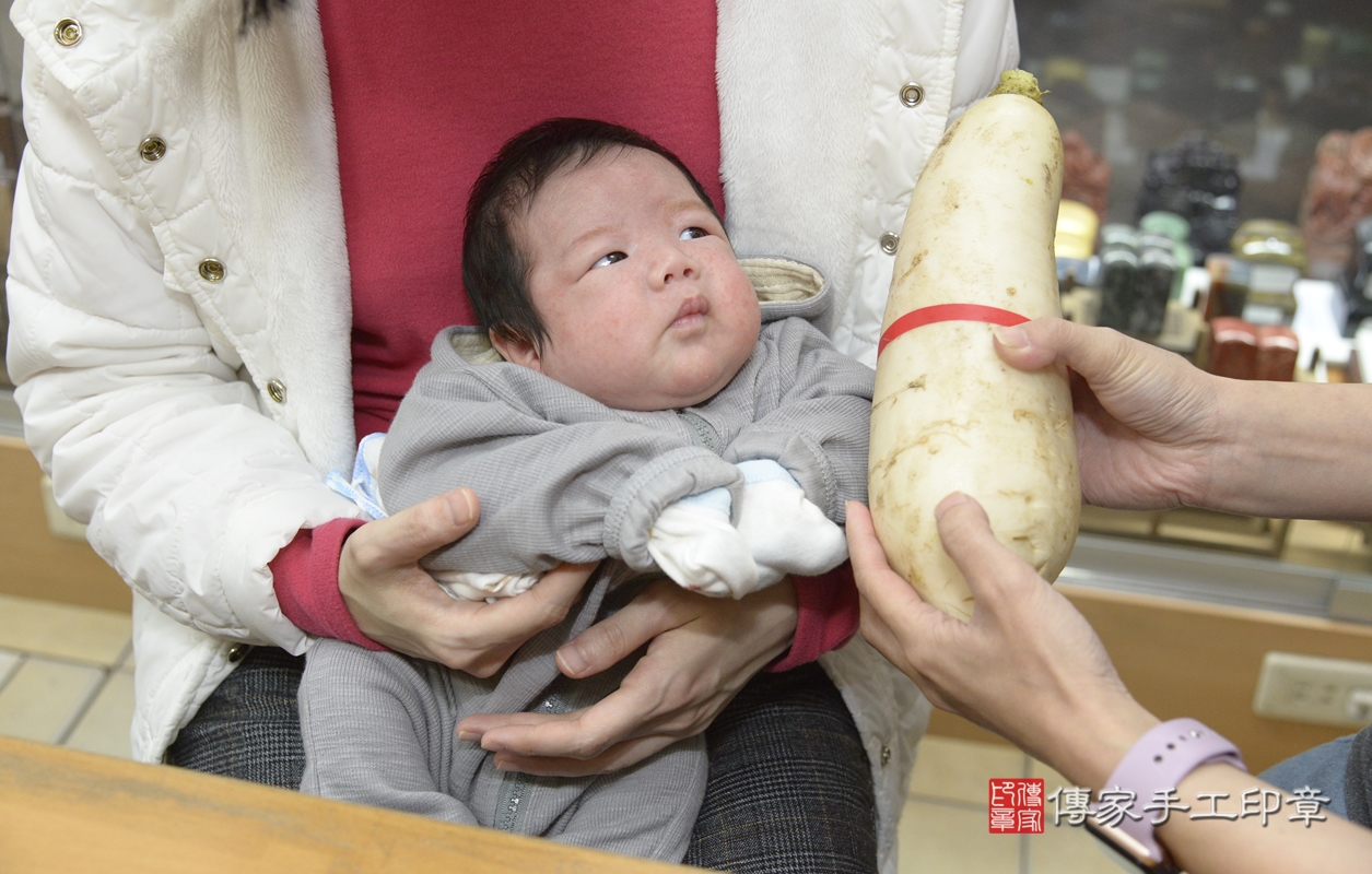 剃胎毛、滿月剃頭、嬰兒剃頭、嬰兒理髮、嬰兒剃髮、嬰兒剃胎毛、嬰兒滿月剃頭、葉寶寶剃頭、剃胎毛儀式、剃胎毛吉祥話、滿月剃頭儀式、滿月剃頭吉祥話、葉寶寶剃胎毛、葉寶寶滿月剃頭理髮、 新北市永和區剃胎毛、新北市永和區滿月剃頭、新北市永和區嬰兒剃頭剃胎毛、新北市永和區嬰兒理髮、新北市嬰兒剃髮、 葉寶寶(新北市永和區嬰兒葉寶寶滿月剃頭理髮、嬰兒剃胎毛儀式吉祥話)。中國風會場，爸媽寶貝穿「日中韓」古裝禮服。專業拍照、DVD光碟、證書。★購買「臍帶章、肚臍章、胎毛筆刷印章」贈送：剃頭、收涎、抓周，三選一。2022.01.07照片20