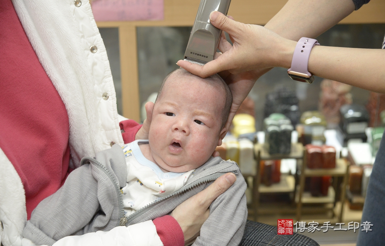 剃胎毛、滿月剃頭、嬰兒剃頭、嬰兒理髮、嬰兒剃髮、嬰兒剃胎毛、嬰兒滿月剃頭、葉寶寶剃頭、剃胎毛儀式、剃胎毛吉祥話、滿月剃頭儀式、滿月剃頭吉祥話、葉寶寶剃胎毛、葉寶寶滿月剃頭理髮、 新北市永和區剃胎毛、新北市永和區滿月剃頭、新北市永和區嬰兒剃頭剃胎毛、新北市永和區嬰兒理髮、新北市嬰兒剃髮、 葉寶寶(新北市永和區嬰兒葉寶寶滿月剃頭理髮、嬰兒剃胎毛儀式吉祥話)。中國風會場，爸媽寶貝穿「日中韓」古裝禮服。專業拍照、DVD光碟、證書。★購買「臍帶章、肚臍章、胎毛筆刷印章」贈送：剃頭、收涎、抓周，三選一。2022.01.07照片30