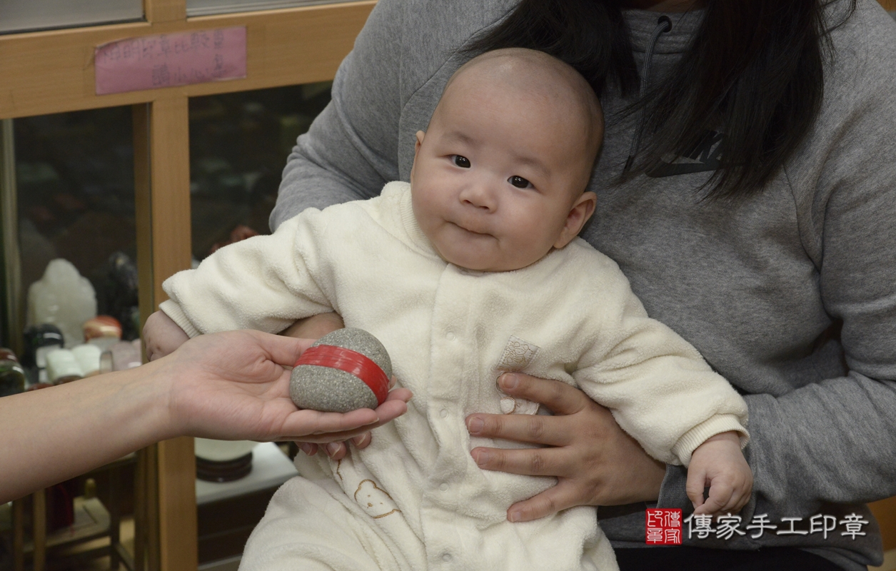 剃胎毛、滿月剃頭、嬰兒剃頭、嬰兒理髮、嬰兒剃髮、嬰兒剃胎毛、嬰兒滿月剃頭、陳寶寶剃頭、剃胎毛儀式、剃胎毛吉祥話、滿月剃頭儀式、滿月剃頭吉祥話、陳寶寶剃胎毛、陳寶寶滿月剃頭理髮、 新北市永和區剃胎毛、新北市永和區滿月剃頭、新北市永和區嬰兒剃頭剃胎毛、新北市永和區嬰兒理髮、新北市嬰兒剃髮、 陳寶寶(新北市永和區嬰兒陳寶寶滿月剃頭理髮、嬰兒剃胎毛儀式吉祥話)。中國風會場，爸媽寶貝穿「日中韓」古裝禮服。專業拍照、DVD光碟、證書。★購買「臍帶章、肚臍章、胎毛筆刷印章」贈送：剃頭、收涎、抓周，三選一。2022.01.08照片6