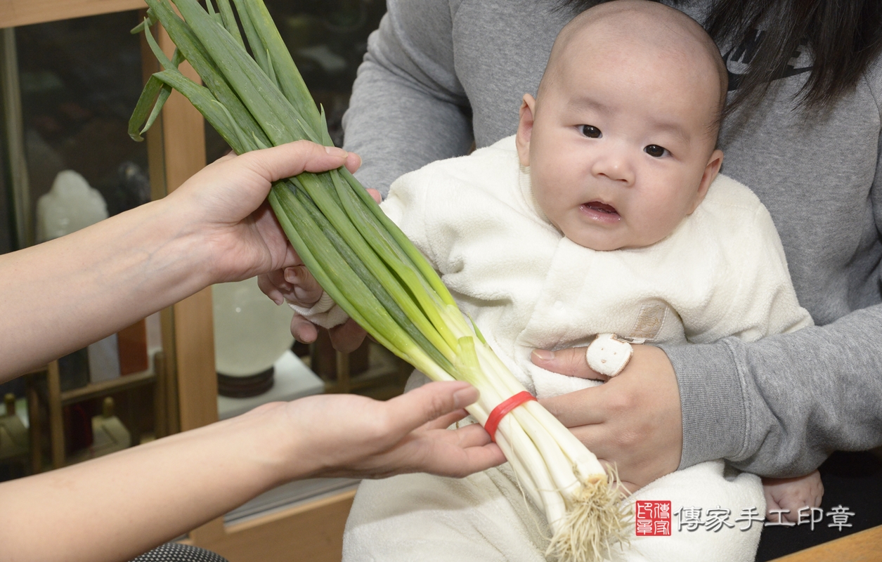 剃胎毛、滿月剃頭、嬰兒剃頭、嬰兒理髮、嬰兒剃髮、嬰兒剃胎毛、嬰兒滿月剃頭、陳寶寶剃頭、剃胎毛儀式、剃胎毛吉祥話、滿月剃頭儀式、滿月剃頭吉祥話、陳寶寶剃胎毛、陳寶寶滿月剃頭理髮、 新北市永和區剃胎毛、新北市永和區滿月剃頭、新北市永和區嬰兒剃頭剃胎毛、新北市永和區嬰兒理髮、新北市嬰兒剃髮、 陳寶寶(新北市永和區嬰兒陳寶寶滿月剃頭理髮、嬰兒剃胎毛儀式吉祥話)。中國風會場，爸媽寶貝穿「日中韓」古裝禮服。專業拍照、DVD光碟、證書。★購買「臍帶章、肚臍章、胎毛筆刷印章」贈送：剃頭、收涎、抓周，三選一。2022.01.08照片14