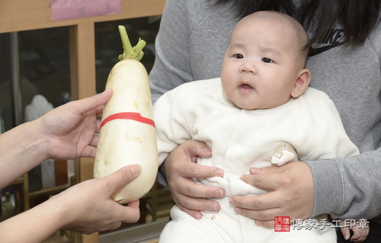 剃胎毛、滿月剃頭、嬰兒剃頭、嬰兒理髮、嬰兒剃髮、嬰兒剃胎毛、嬰兒滿月剃頭、陳寶寶剃頭、剃胎毛儀式、剃胎毛吉祥話、滿月剃頭儀式、滿月剃頭吉祥話、陳寶寶剃胎毛、陳寶寶滿月剃頭理髮、 新北市永和區剃胎毛、新北市永和區滿月剃頭、新北市永和區嬰兒剃頭剃胎毛、新北市永和區嬰兒理髮、新北市嬰兒剃髮、 陳寶寶(新北市永和區嬰兒陳寶寶滿月剃頭理髮、嬰兒剃胎毛儀式吉祥話)。中國風會場，爸媽寶貝穿「日中韓」古裝禮服。專業拍照、DVD光碟、證書。★購買「臍帶章、肚臍章、胎毛筆刷印章」贈送：剃頭、收涎、抓周，三選一。2022.01.08照片16