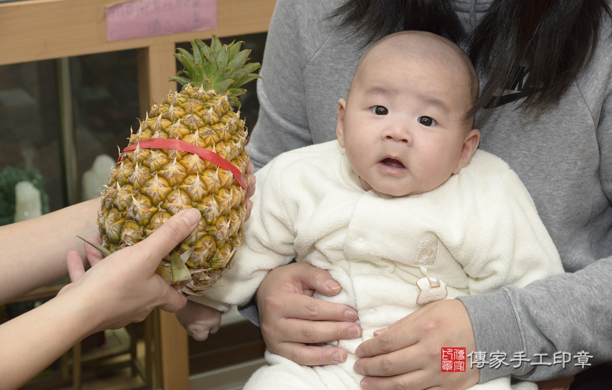 剃胎毛、滿月剃頭、嬰兒剃頭、嬰兒理髮、嬰兒剃髮、嬰兒剃胎毛、嬰兒滿月剃頭、陳寶寶剃頭、剃胎毛儀式、剃胎毛吉祥話、滿月剃頭儀式、滿月剃頭吉祥話、陳寶寶剃胎毛、陳寶寶滿月剃頭理髮、 新北市永和區剃胎毛、新北市永和區滿月剃頭、新北市永和區嬰兒剃頭剃胎毛、新北市永和區嬰兒理髮、新北市嬰兒剃髮、 陳寶寶(新北市永和區嬰兒陳寶寶滿月剃頭理髮、嬰兒剃胎毛儀式吉祥話)。中國風會場，爸媽寶貝穿「日中韓」古裝禮服。專業拍照、DVD光碟、證書。★購買「臍帶章、肚臍章、胎毛筆刷印章」贈送：剃頭、收涎、抓周，三選一。2022.01.08照片17