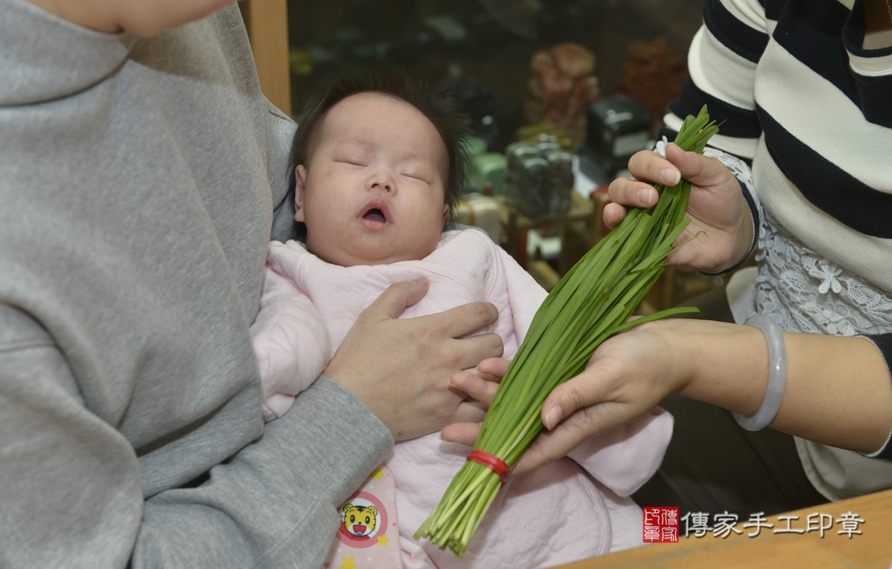 剃胎毛、滿月剃頭、嬰兒剃頭、嬰兒理髮、嬰兒剃髮、嬰兒剃胎毛、嬰兒滿月剃頭、陳寶寶剃頭、剃胎毛儀式、剃胎毛吉祥話、滿月剃頭儀式、滿月剃頭吉祥話、陳寶寶剃胎毛、陳寶寶滿月剃頭理髮、 新北市永和區剃胎毛、新北市永和區滿月剃頭、新北市永和區嬰兒剃頭剃胎毛、新北市永和區嬰兒理髮、新北市嬰兒剃髮、 陳寶寶(新北市永和區嬰兒陳寶寶滿月剃頭理髮、嬰兒剃胎毛儀式吉祥話)。中國風會場，爸媽寶貝穿「日中韓」古裝禮服。專業拍照、DVD光碟、證書。★購買「臍帶章、肚臍章、胎毛筆刷印章」贈送：剃頭、收涎、抓周，三選一。2022.01.10照片15