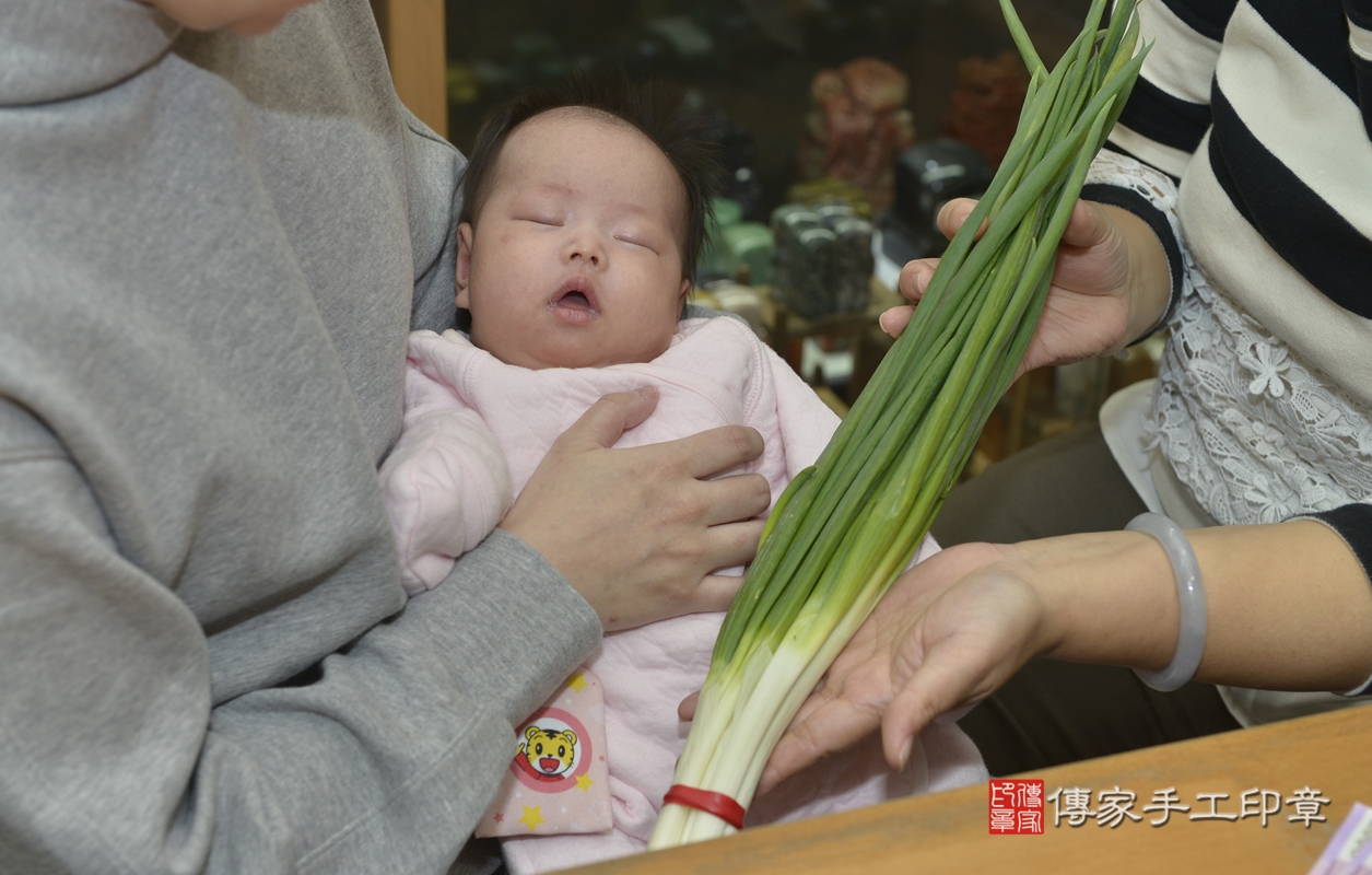 剃胎毛、滿月剃頭、嬰兒剃頭、嬰兒理髮、嬰兒剃髮、嬰兒剃胎毛、嬰兒滿月剃頭、陳寶寶剃頭、剃胎毛儀式、剃胎毛吉祥話、滿月剃頭儀式、滿月剃頭吉祥話、陳寶寶剃胎毛、陳寶寶滿月剃頭理髮、 新北市永和區剃胎毛、新北市永和區滿月剃頭、新北市永和區嬰兒剃頭剃胎毛、新北市永和區嬰兒理髮、新北市嬰兒剃髮、 陳寶寶(新北市永和區嬰兒陳寶寶滿月剃頭理髮、嬰兒剃胎毛儀式吉祥話)。中國風會場，爸媽寶貝穿「日中韓」古裝禮服。專業拍照、DVD光碟、證書。★購買「臍帶章、肚臍章、胎毛筆刷印章」贈送：剃頭、收涎、抓周，三選一。2022.01.10照片17