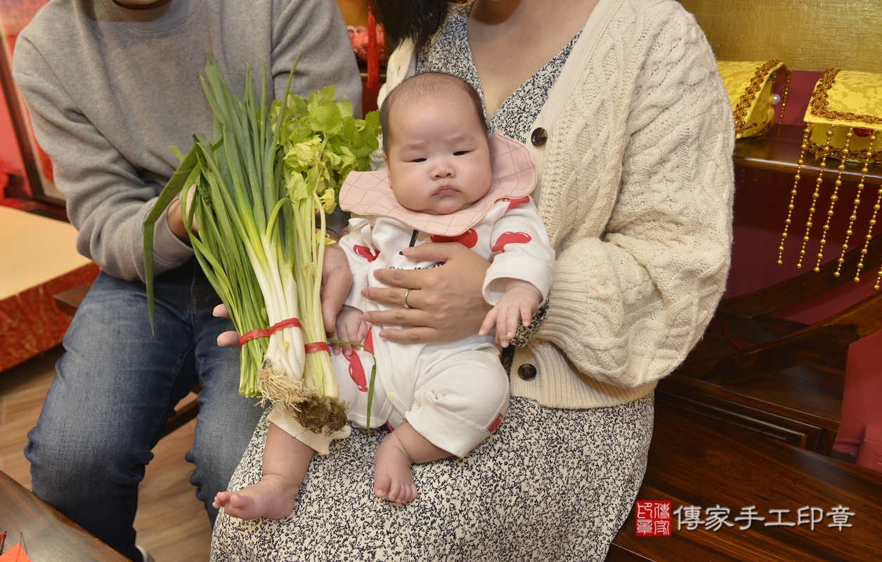 剃胎毛、滿月剃頭、嬰兒剃頭、嬰兒理髮、嬰兒剃髮、嬰兒剃胎毛、嬰兒滿月剃頭、聞寶寶剃頭、剃胎毛儀式、剃胎毛吉祥話、滿月剃頭儀式、滿月剃頭吉祥話、聞寶寶剃胎毛、聞寶寶滿月剃頭理髮、 新北市永和區剃胎毛、新北市永和區滿月剃頭、新北市永和區嬰兒剃頭剃胎毛、新北市永和區嬰兒理髮、新北市嬰兒剃髮、 聞寶寶(新北市永和區嬰兒聞寶寶滿月剃頭理髮、嬰兒剃胎毛儀式吉祥話)。中國風會場，爸媽寶貝穿「日中韓」古裝禮服。專業拍照、DVD光碟、證書。★購買「臍帶章、肚臍章、胎毛筆刷印章」贈送：剃頭、收涎、抓周，三選一。2022.01.10照片13