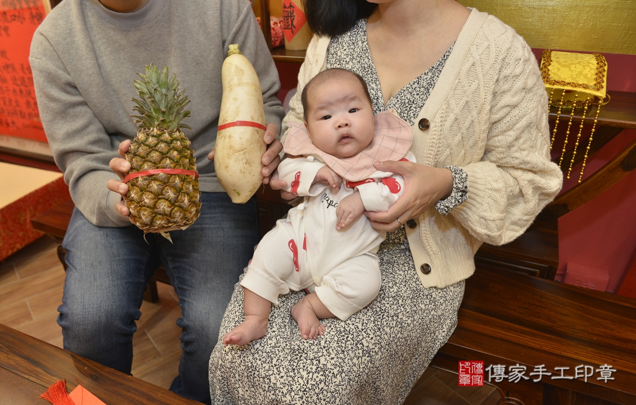 剃胎毛、滿月剃頭、嬰兒剃頭、嬰兒理髮、嬰兒剃髮、嬰兒剃胎毛、嬰兒滿月剃頭、聞寶寶剃頭、剃胎毛儀式、剃胎毛吉祥話、滿月剃頭儀式、滿月剃頭吉祥話、聞寶寶剃胎毛、聞寶寶滿月剃頭理髮、 新北市永和區剃胎毛、新北市永和區滿月剃頭、新北市永和區嬰兒剃頭剃胎毛、新北市永和區嬰兒理髮、新北市嬰兒剃髮、 聞寶寶(新北市永和區嬰兒聞寶寶滿月剃頭理髮、嬰兒剃胎毛儀式吉祥話)。中國風會場，爸媽寶貝穿「日中韓」古裝禮服。專業拍照、DVD光碟、證書。★購買「臍帶章、肚臍章、胎毛筆刷印章」贈送：剃頭、收涎、抓周，三選一。2022.01.10照片15