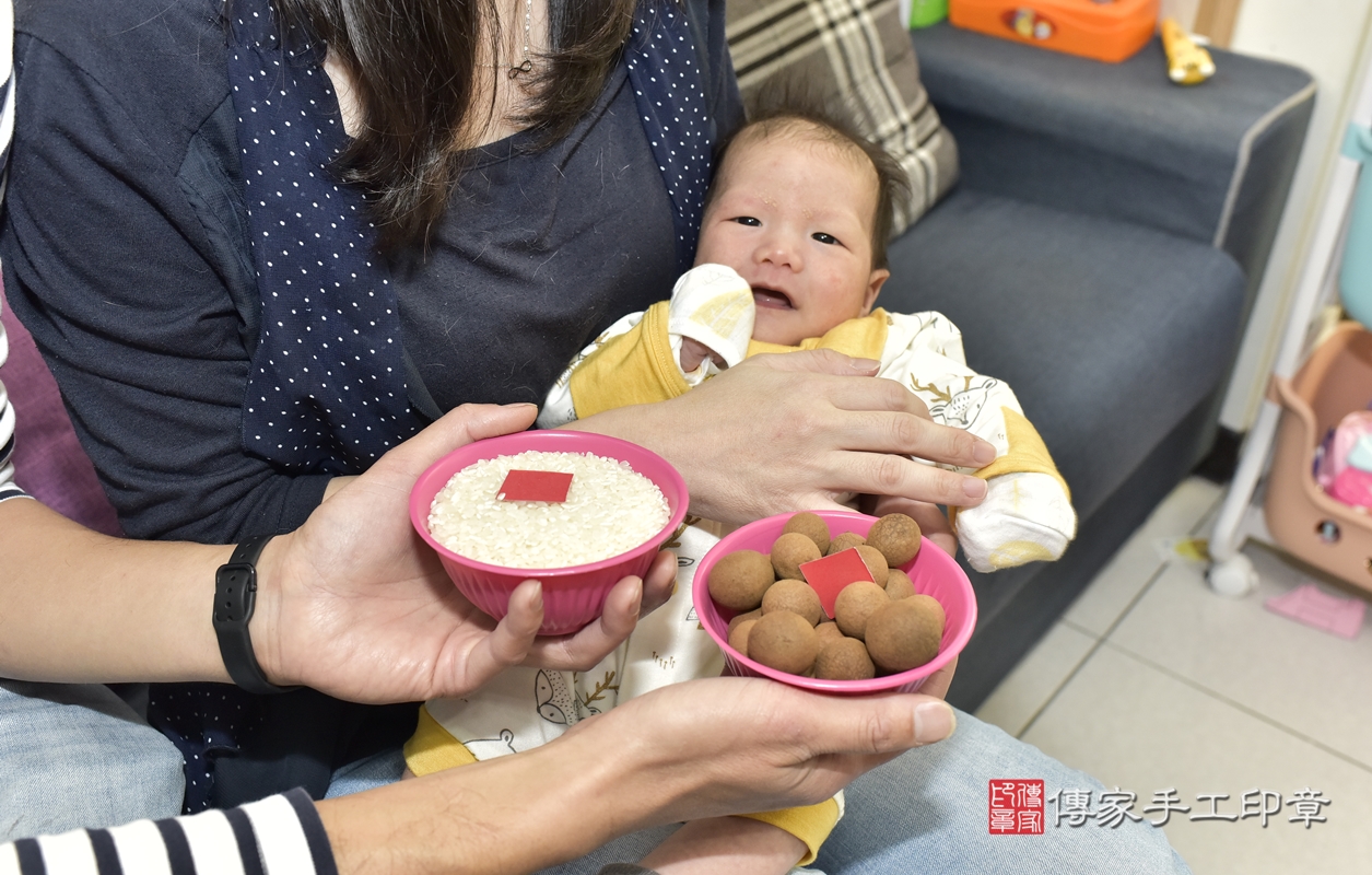 剃胎毛、滿月剃頭、嬰兒剃頭、嬰兒理髮、嬰兒剃髮、嬰兒剃胎毛、嬰兒滿月剃頭、郭寶寶剃頭、剃胎毛儀式、剃胎毛吉祥話、滿月剃頭儀式、滿月剃頭吉祥話、郭寶寶剃胎毛、郭寶寶滿月剃頭理髮、 新北市永和區剃胎毛、新北市永和區滿月剃頭、新北市永和區嬰兒剃頭剃胎毛、新北市永和區嬰兒理髮、新北市嬰兒剃髮、 郭寶寶(新北市永和區到府嬰兒郭寶寶滿月剃頭理髮、到府嬰兒剃胎毛儀式吉祥話)。到府剃頭剃胎毛主持、專業拍照、DVD光碟、證書。★購買「臍帶章、肚臍章、胎毛筆刷印章」贈送：剃頭、收涎、抓周，三選一。2022.01.15照片10