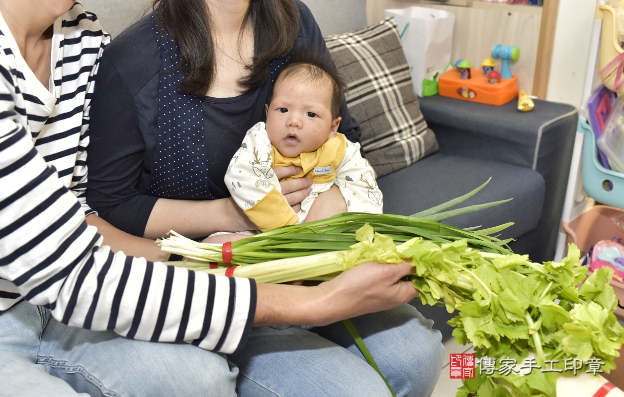 剃胎毛、滿月剃頭、嬰兒剃頭、嬰兒理髮、嬰兒剃髮、嬰兒剃胎毛、嬰兒滿月剃頭、郭寶寶剃頭、剃胎毛儀式、剃胎毛吉祥話、滿月剃頭儀式、滿月剃頭吉祥話、郭寶寶剃胎毛、郭寶寶滿月剃頭理髮、 新北市永和區剃胎毛、新北市永和區滿月剃頭、新北市永和區嬰兒剃頭剃胎毛、新北市永和區嬰兒理髮、新北市嬰兒剃髮、 郭寶寶(新北市永和區到府嬰兒郭寶寶滿月剃頭理髮、到府嬰兒剃胎毛儀式吉祥話)。到府剃頭剃胎毛主持、專業拍照、DVD光碟、證書。★購買「臍帶章、肚臍章、胎毛筆刷印章」贈送：剃頭、收涎、抓周，三選一。2022.01.15照片14