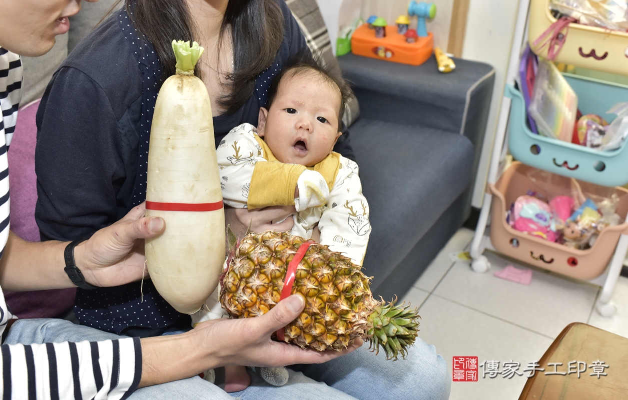 剃胎毛、滿月剃頭、嬰兒剃頭、嬰兒理髮、嬰兒剃髮、嬰兒剃胎毛、嬰兒滿月剃頭、郭寶寶剃頭、剃胎毛儀式、剃胎毛吉祥話、滿月剃頭儀式、滿月剃頭吉祥話、郭寶寶剃胎毛、郭寶寶滿月剃頭理髮、 新北市永和區剃胎毛、新北市永和區滿月剃頭、新北市永和區嬰兒剃頭剃胎毛、新北市永和區嬰兒理髮、新北市嬰兒剃髮、 郭寶寶(新北市永和區到府嬰兒郭寶寶滿月剃頭理髮、到府嬰兒剃胎毛儀式吉祥話)。到府剃頭剃胎毛主持、專業拍照、DVD光碟、證書。★購買「臍帶章、肚臍章、胎毛筆刷印章」贈送：剃頭、收涎、抓周，三選一。2022.01.15照片16