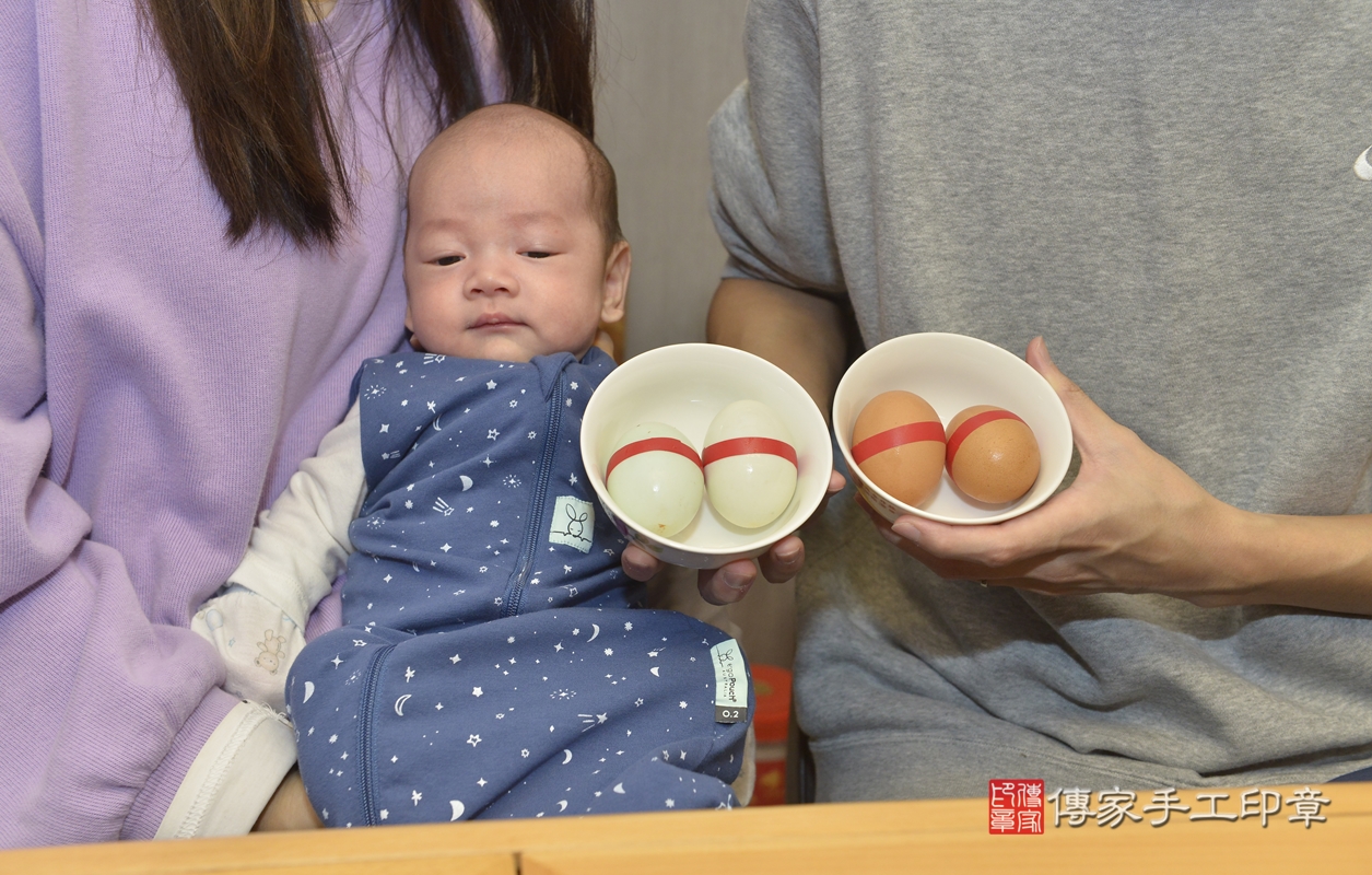 剃胎毛、滿月剃頭、嬰兒剃頭、嬰兒理髮、嬰兒剃髮、嬰兒剃胎毛、嬰兒滿月剃頭、韓寶寶剃頭、剃胎毛儀式、剃胎毛吉祥話、滿月剃頭儀式、滿月剃頭吉祥話、韓寶寶剃胎毛、韓寶寶滿月剃頭理髮、 新北市中和區剃胎毛、新北市中和區滿月剃頭、新北市中和區嬰兒剃頭剃胎毛、新北市中和區嬰兒理髮、新北市嬰兒剃髮、 韓寶寶(新北市中和區到府嬰兒韓寶寶滿月剃頭理髮、到府嬰兒剃胎毛儀式吉祥話)。到府剃頭剃胎毛主持、專業拍照、DVD光碟、證書。★購買「臍帶章、肚臍章、胎毛筆刷印章」贈送：剃頭、收涎、抓周，三選一。2022.01.15照片5