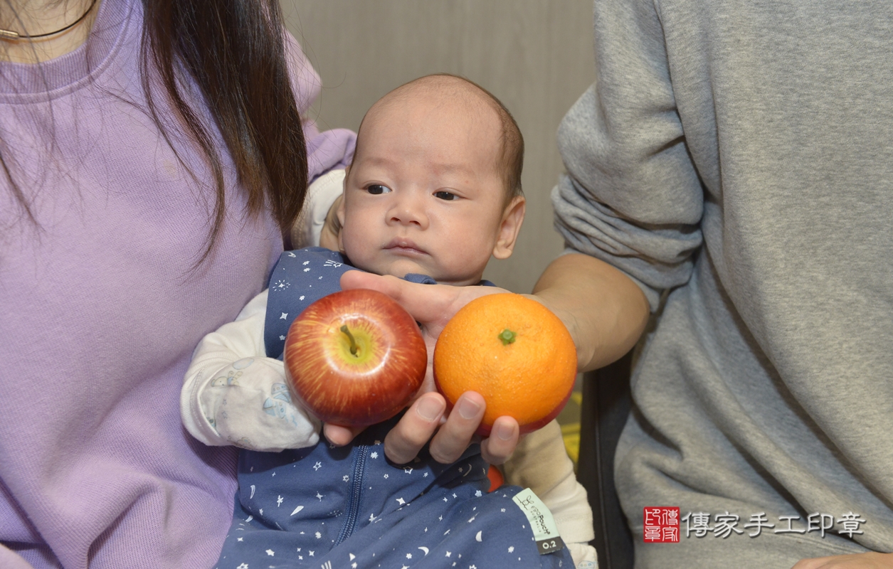 剃胎毛、滿月剃頭、嬰兒剃頭、嬰兒理髮、嬰兒剃髮、嬰兒剃胎毛、嬰兒滿月剃頭、韓寶寶剃頭、剃胎毛儀式、剃胎毛吉祥話、滿月剃頭儀式、滿月剃頭吉祥話、韓寶寶剃胎毛、韓寶寶滿月剃頭理髮、 新北市中和區剃胎毛、新北市中和區滿月剃頭、新北市中和區嬰兒剃頭剃胎毛、新北市中和區嬰兒理髮、新北市嬰兒剃髮、 韓寶寶(新北市中和區到府嬰兒韓寶寶滿月剃頭理髮、到府嬰兒剃胎毛儀式吉祥話)。到府剃頭剃胎毛主持、專業拍照、DVD光碟、證書。★購買「臍帶章、肚臍章、胎毛筆刷印章」贈送：剃頭、收涎、抓周，三選一。2022.01.15照片9