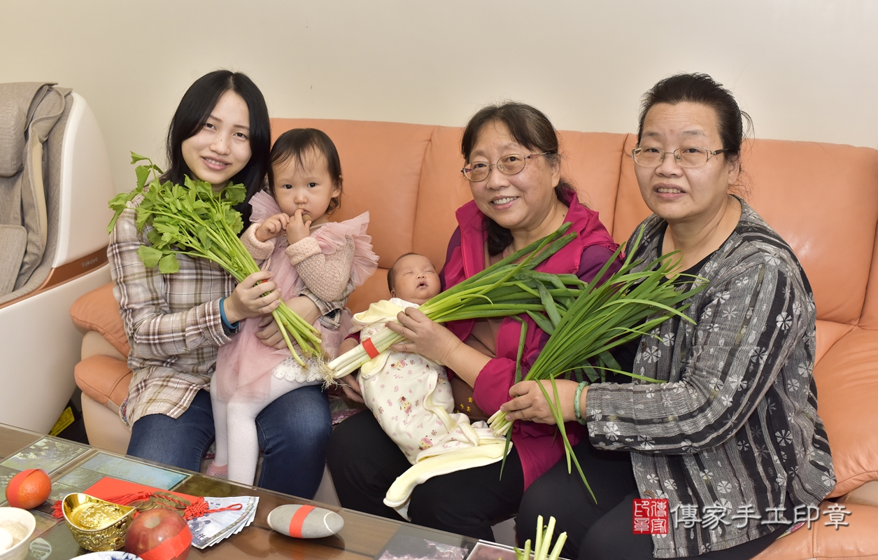 剃胎毛、滿月剃頭、嬰兒剃頭、嬰兒理髮、嬰兒剃髮、嬰兒剃胎毛、嬰兒滿月剃頭、洪寶寶剃頭、剃胎毛儀式、剃胎毛吉祥話、滿月剃頭儀式、滿月剃頭吉祥話、洪寶寶剃胎毛、洪寶寶滿月剃頭理髮、 宜蘭縣宜蘭市剃胎毛、宜蘭縣宜蘭市滿月剃頭、宜蘭縣宜蘭市嬰兒剃頭剃胎毛、宜蘭縣宜蘭市嬰兒理髮、宜蘭縣嬰兒剃髮、 洪寶寶(宜蘭縣宜蘭市到府嬰兒洪寶寶滿月剃頭理髮、到府嬰兒剃胎毛儀式吉祥話)。到府剃頭剃胎毛主持、專業拍照、DVD光碟、證書。★購買「臍帶章、肚臍章、胎毛筆刷印章」贈送：剃頭、收涎、抓周，三選一。2022.01.18照片13