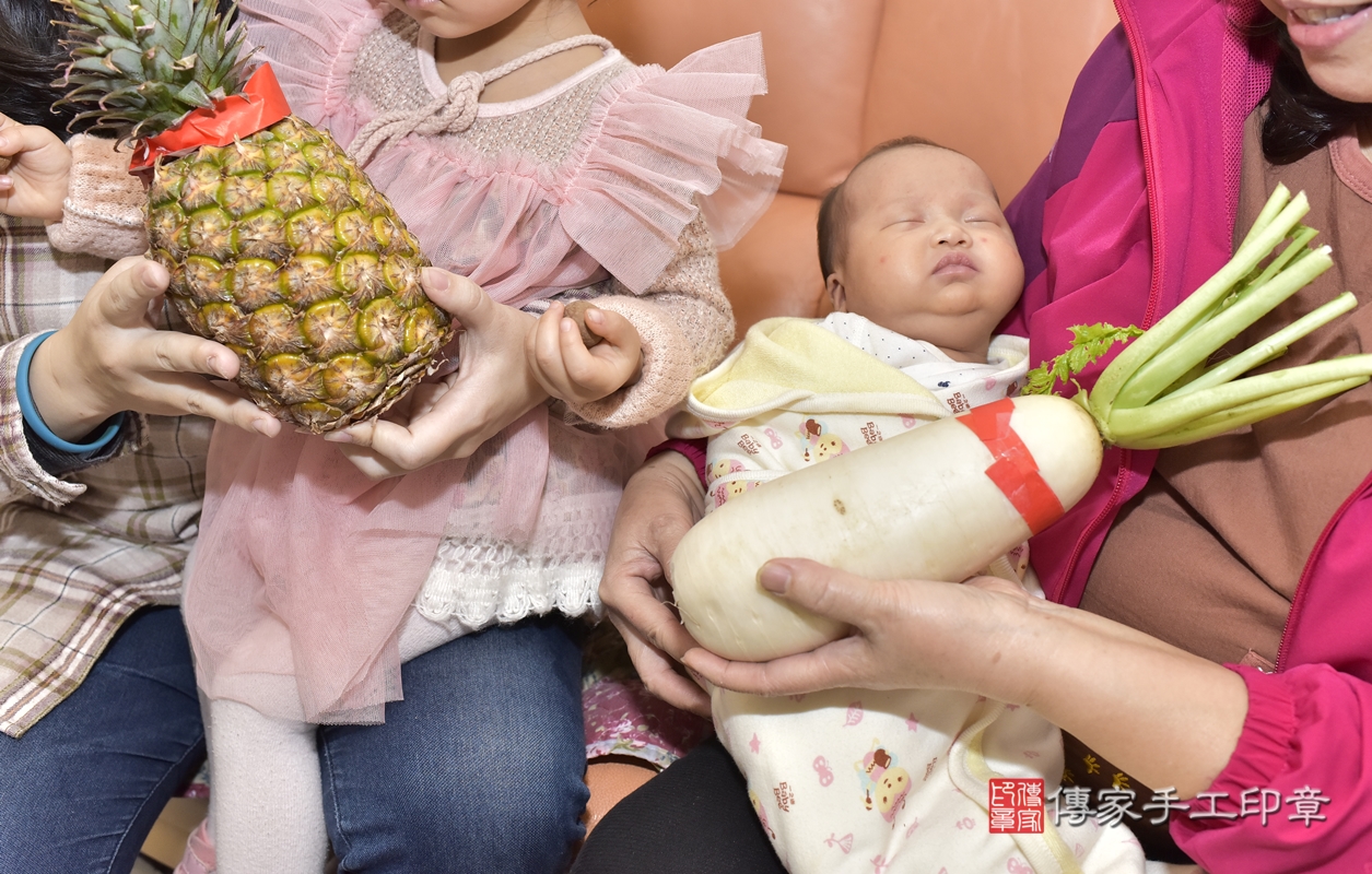 剃胎毛、滿月剃頭、嬰兒剃頭、嬰兒理髮、嬰兒剃髮、嬰兒剃胎毛、嬰兒滿月剃頭、洪寶寶剃頭、剃胎毛儀式、剃胎毛吉祥話、滿月剃頭儀式、滿月剃頭吉祥話、洪寶寶剃胎毛、洪寶寶滿月剃頭理髮、 宜蘭縣宜蘭市剃胎毛、宜蘭縣宜蘭市滿月剃頭、宜蘭縣宜蘭市嬰兒剃頭剃胎毛、宜蘭縣宜蘭市嬰兒理髮、宜蘭縣嬰兒剃髮、 洪寶寶(宜蘭縣宜蘭市到府嬰兒洪寶寶滿月剃頭理髮、到府嬰兒剃胎毛儀式吉祥話)。到府剃頭剃胎毛主持、專業拍照、DVD光碟、證書。★購買「臍帶章、肚臍章、胎毛筆刷印章」贈送：剃頭、收涎、抓周，三選一。2022.01.18照片16