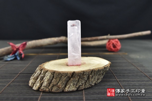 招桃花給你好人緣~全手工噴砂中冰粉晶臍髮印章作品分享、中冰粉晶印章材質介紹。（臍帶印章、肚臍章、肚臍印章、胎毛印章，一圓一方），傳家印章高雄店。2022.05.24