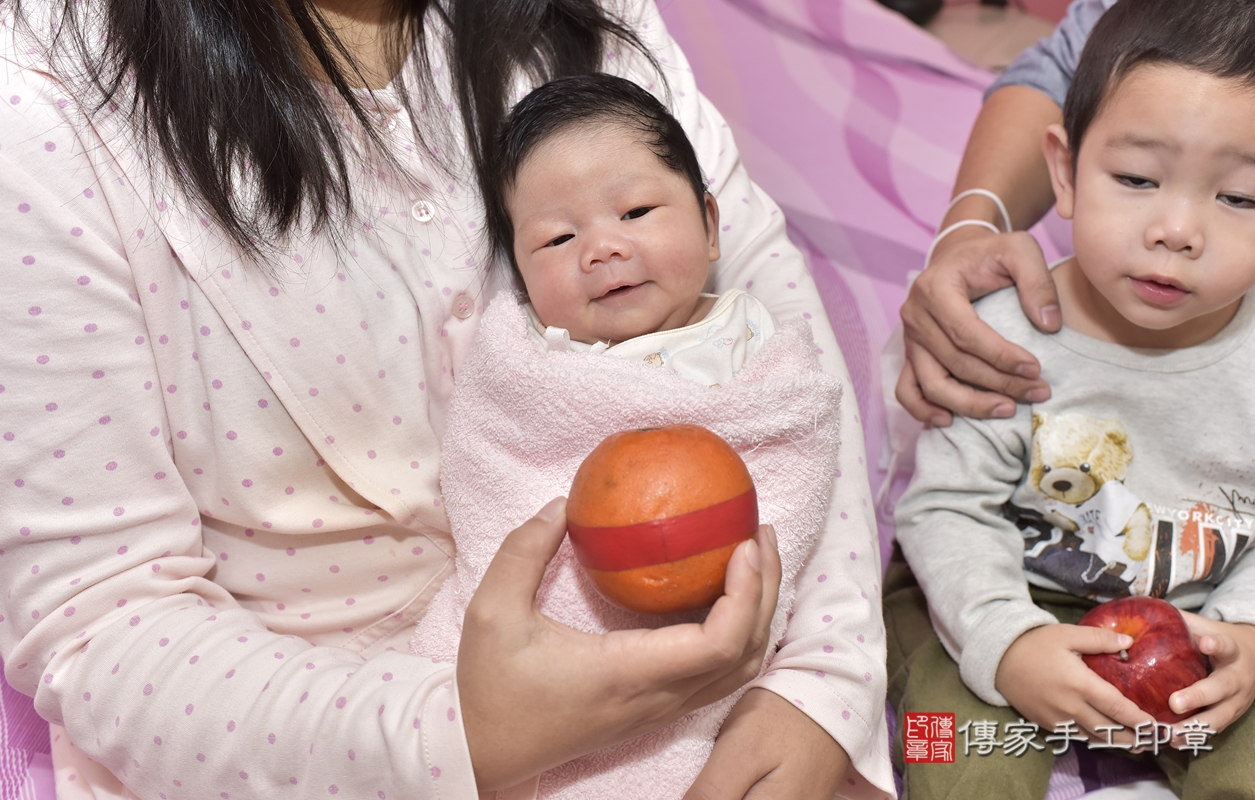 剃胎毛、滿月剃頭、嬰兒剃頭、嬰兒理髮、嬰兒剃髮、嬰兒剃胎毛、嬰兒滿月剃頭、陳寶寶剃頭、剃胎毛儀式、剃胎毛吉祥話、滿月剃頭儀式、滿月剃頭吉祥話、陳寶寶剃胎毛、陳寶寶滿月剃頭理髮、 台北市松山區剃胎毛、台北市松山區滿月剃頭、台北市松山區嬰兒剃頭剃胎毛、台北市松山區嬰兒理髮、台北市嬰兒剃髮、 陳寶寶(台北市松山區到府嬰兒陳寶寶滿月剃頭理髮、到府嬰兒剃胎毛儀式吉祥話)。到府剃頭剃胎毛主持、專業拍照、DVD光碟、證書。★購買「臍帶章、肚臍章、胎毛筆刷印章」贈送：剃頭、收涎、抓周，三選一。2022.01.20照片11