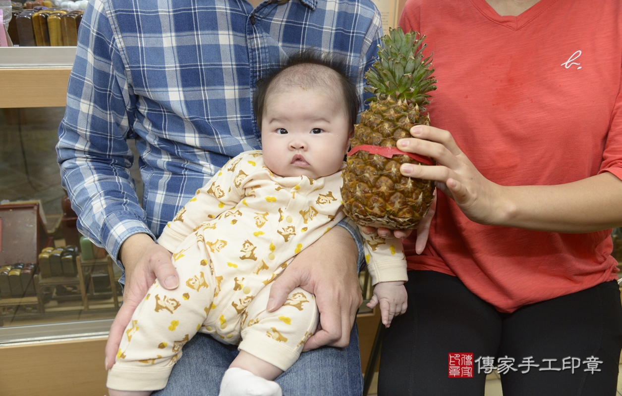 剃胎毛、滿月剃頭、嬰兒剃頭、嬰兒理髮、嬰兒剃髮、嬰兒剃胎毛、嬰兒滿月剃頭、陳寶寶剃頭、剃胎毛儀式、剃胎毛吉祥話、滿月剃頭儀式、滿月剃頭吉祥話、陳寶寶剃胎毛、陳寶寶滿月剃頭理髮、 新北市永和區剃胎毛、新北市永和區滿月剃頭、新北市永和區嬰兒剃頭剃胎毛、新北市永和區嬰兒理髮、新北市嬰兒剃髮、 陳寶寶(新北市永和區嬰兒陳寶寶滿月剃頭理髮、嬰兒剃胎毛儀式吉祥話)。中國風會場，爸媽寶貝穿「日中韓」古裝禮服。專業拍照、DVD光碟、證書。★購買「臍帶章、肚臍章、胎毛筆刷印章」贈送：剃頭、收涎、抓周，三選一。2022.01.22照片15