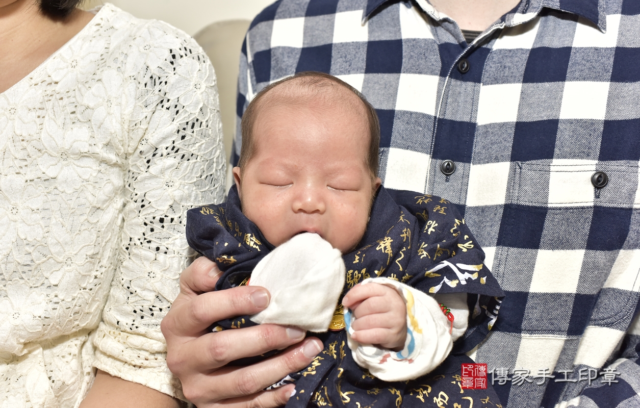 剃胎毛、滿月剃頭、嬰兒剃頭、嬰兒理髮、嬰兒剃髮、嬰兒剃胎毛、嬰兒滿月剃頭、侯寶寶剃頭、剃胎毛儀式、剃胎毛吉祥話、滿月剃頭儀式、滿月剃頭吉祥話、侯寶寶剃胎毛、侯寶寶滿月剃頭理髮、 台北市松山區剃胎毛、台北市松山區滿月剃頭、台北市松山區嬰兒剃頭剃胎毛、台北市松山區嬰兒理髮、台北市嬰兒剃髮、 侯寶寶(台北市松山區到府嬰兒侯寶寶滿月剃頭理髮、到府嬰兒剃胎毛儀式吉祥話)。到府剃頭剃胎毛主持、專業拍照、DVD光碟、證書。★購買「臍帶章、肚臍章、胎毛筆刷印章」贈送：剃頭、收涎、抓周，三選一。2022.01.24照片3