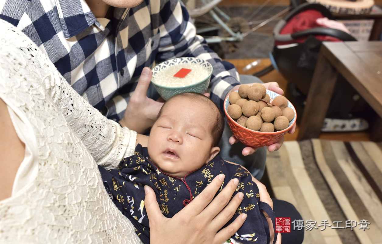 剃胎毛、滿月剃頭、嬰兒剃頭、嬰兒理髮、嬰兒剃髮、嬰兒剃胎毛、嬰兒滿月剃頭、侯寶寶剃頭、剃胎毛儀式、剃胎毛吉祥話、滿月剃頭儀式、滿月剃頭吉祥話、侯寶寶剃胎毛、侯寶寶滿月剃頭理髮、 台北市松山區剃胎毛、台北市松山區滿月剃頭、台北市松山區嬰兒剃頭剃胎毛、台北市松山區嬰兒理髮、台北市嬰兒剃髮、 侯寶寶(台北市松山區到府嬰兒侯寶寶滿月剃頭理髮、到府嬰兒剃胎毛儀式吉祥話)。到府剃頭剃胎毛主持、專業拍照、DVD光碟、證書。★購買「臍帶章、肚臍章、胎毛筆刷印章」贈送：剃頭、收涎、抓周，三選一。2022.01.24照片8