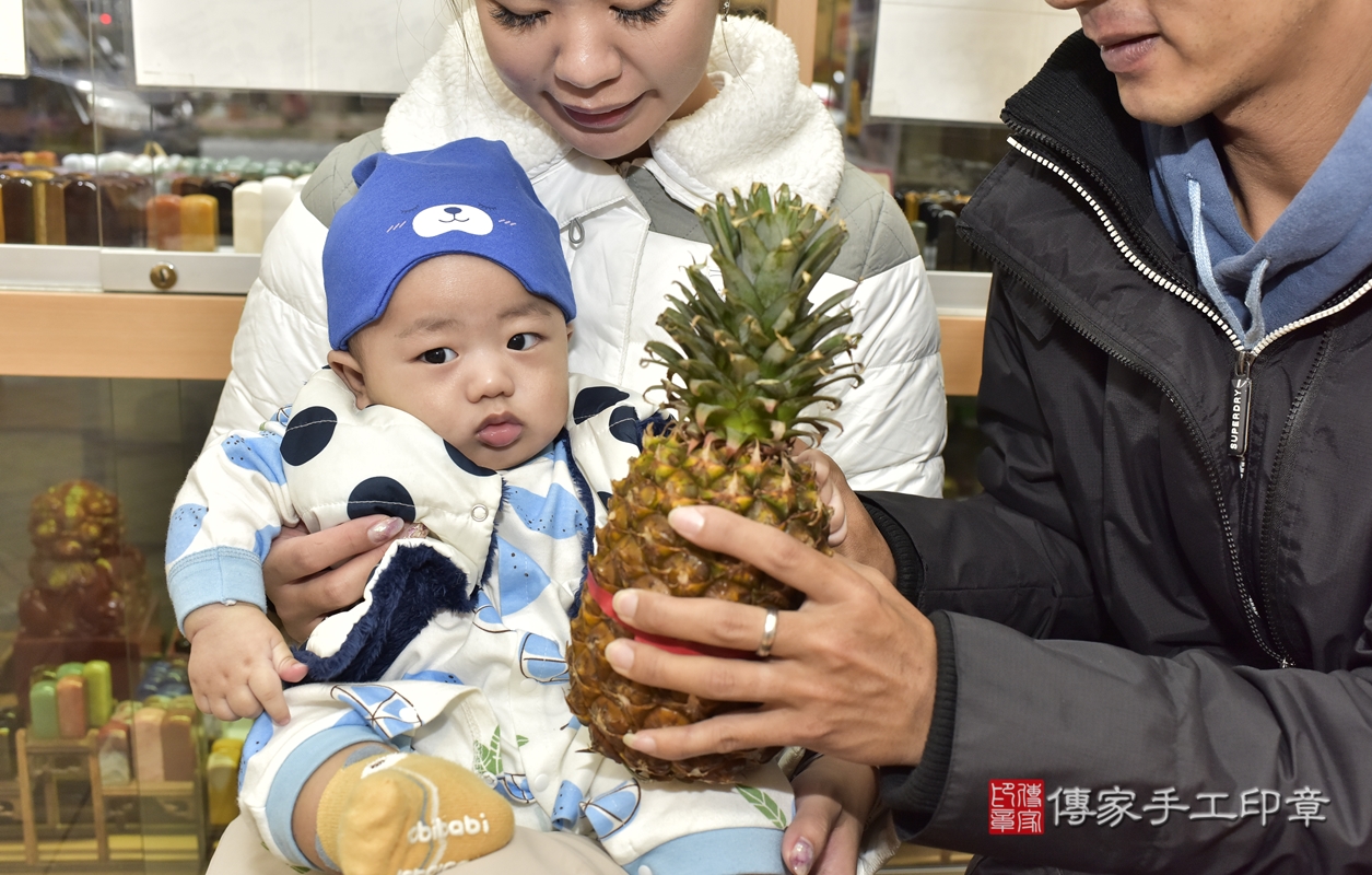 剃胎毛、滿月剃頭、嬰兒剃頭、嬰兒理髮、嬰兒剃髮、嬰兒剃胎毛、嬰兒滿月剃頭、葉寶寶剃頭、剃胎毛儀式、剃胎毛吉祥話、滿月剃頭儀式、滿月剃頭吉祥話、葉寶寶剃胎毛、葉寶寶滿月剃頭理髮、 新北市永和區剃胎毛、新北市永和區滿月剃頭、新北市永和區嬰兒剃頭剃胎毛、新北市永和區嬰兒理髮、新北市嬰兒剃髮、 葉寶寶(新北市永和區嬰兒葉寶寶滿月剃頭理髮、嬰兒剃胎毛儀式吉祥話)。中國風會場，爸媽寶貝穿「日中韓」古裝禮服。專業拍照、DVD光碟、證書。★購買「臍帶章、肚臍章、胎毛筆刷印章」贈送：剃頭、收涎、抓周，三選一。2022.01.19照片17