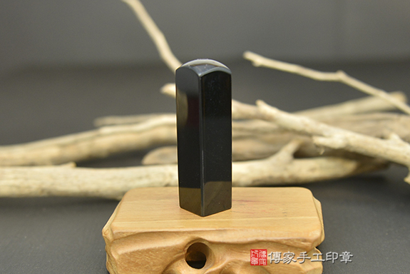 黑中帶藍，沉穩又亮~半手工噴砂：藍虎眼石個人印章實際成品、印章作品分享、藍虎眼石印章材質介紹。（銀行印鑑，一圓一方），傳家印章台中店。2022.05.28