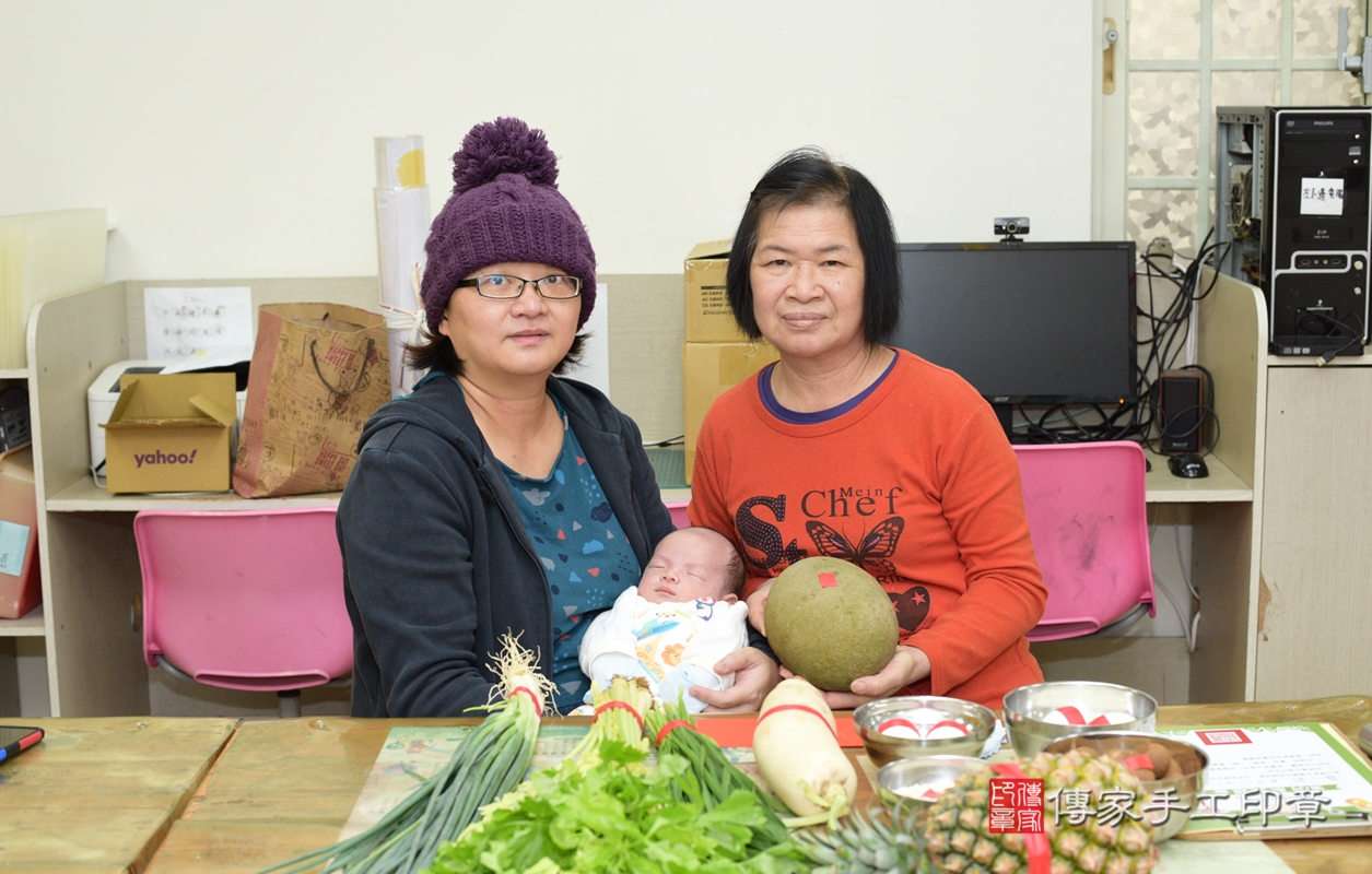 剃胎毛、滿月剃頭、嬰兒剃頭、嬰兒理髮、嬰兒剃髮、嬰兒剃胎毛、嬰兒滿月剃頭、寶寶剃頭、剃胎毛儀式、剃胎毛吉祥話、滿月剃頭儀式、滿月剃頭吉祥話、寶寶剃胎毛、寶寶滿月剃頭理髮、 桃園市中壢區剃胎毛、桃園市中壢區滿月剃頭、桃園市中壢區嬰兒剃頭剃胎毛、桃園市中壢區嬰兒理髮、桃園市嬰兒剃髮、 羅寶寶(桃園市中壢區到府嬰兒寶寶滿月剃頭理髮、到府嬰兒剃胎毛儀式吉祥話)。到府剃頭剃胎毛主持、專業拍照、DVD光碟、證書。★購買「臍帶章、肚臍章、胎毛筆刷印章」贈送：剃頭、收涎、抓周，三選一。2021.11.13照片13