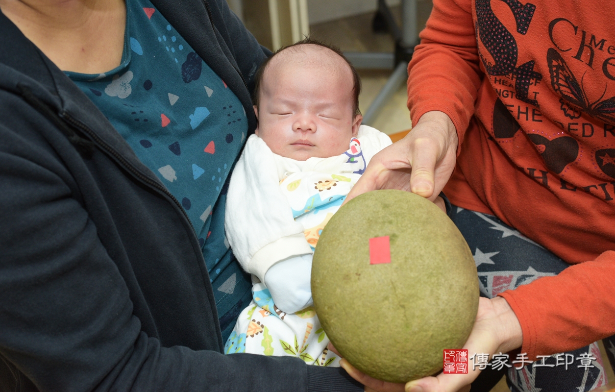 剃胎毛、滿月剃頭、嬰兒剃頭、嬰兒理髮、嬰兒剃髮、嬰兒剃胎毛、嬰兒滿月剃頭、寶寶剃頭、剃胎毛儀式、剃胎毛吉祥話、滿月剃頭儀式、滿月剃頭吉祥話、寶寶剃胎毛、寶寶滿月剃頭理髮、 桃園市中壢區剃胎毛、桃園市中壢區滿月剃頭、桃園市中壢區嬰兒剃頭剃胎毛、桃園市中壢區嬰兒理髮、桃園市嬰兒剃髮、 羅寶寶(桃園市中壢區到府嬰兒寶寶滿月剃頭理髮、到府嬰兒剃胎毛儀式吉祥話)。到府剃頭剃胎毛主持、專業拍照、DVD光碟、證書。★購買「臍帶章、肚臍章、胎毛筆刷印章」贈送：剃頭、收涎、抓周，三選一。2021.11.13照片14