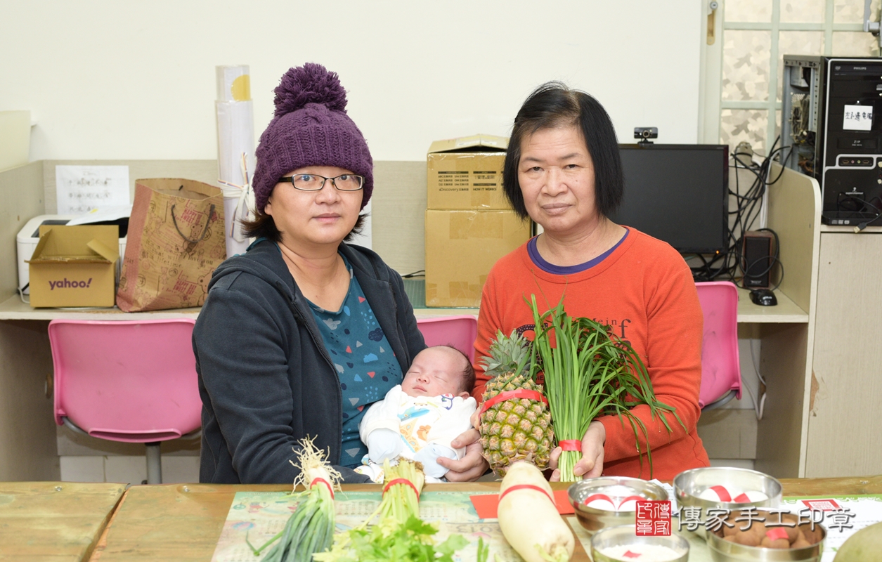 剃胎毛、滿月剃頭、嬰兒剃頭、嬰兒理髮、嬰兒剃髮、嬰兒剃胎毛、嬰兒滿月剃頭、寶寶剃頭、剃胎毛儀式、剃胎毛吉祥話、滿月剃頭儀式、滿月剃頭吉祥話、寶寶剃胎毛、寶寶滿月剃頭理髮、 桃園市中壢區剃胎毛、桃園市中壢區滿月剃頭、桃園市中壢區嬰兒剃頭剃胎毛、桃園市中壢區嬰兒理髮、桃園市嬰兒剃髮、 羅寶寶(桃園市中壢區到府嬰兒寶寶滿月剃頭理髮、到府嬰兒剃胎毛儀式吉祥話)。到府剃頭剃胎毛主持、專業拍照、DVD光碟、證書。★購買「臍帶章、肚臍章、胎毛筆刷印章」贈送：剃頭、收涎、抓周，三選一。2021.11.13照片15