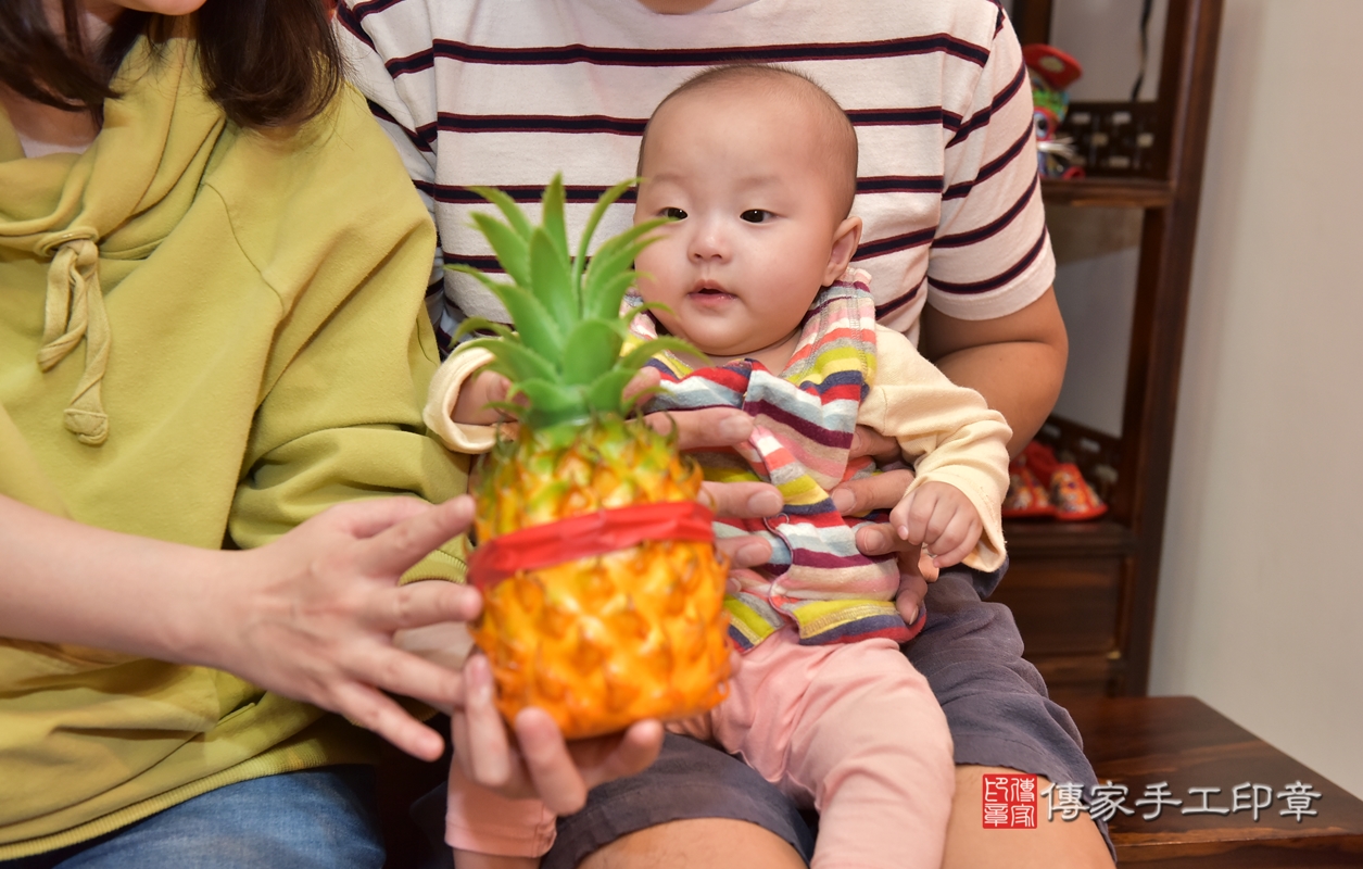 剃胎毛、滿月剃頭、嬰兒剃頭、嬰兒理髮、嬰兒剃髮、嬰兒剃胎毛、嬰兒滿月剃頭、林寶寶剃頭、剃胎毛儀式、剃胎毛吉祥話、滿月剃頭儀式、滿月剃頭吉祥話、林寶寶剃胎毛、林寶寶滿月剃頭理髮、 新竹市香山區剃胎毛、新竹市香山區滿月剃頭、新竹市香山區嬰兒剃頭剃胎毛、新竹市香山區嬰兒理髮、新竹市嬰兒剃髮、 林寶寶(新竹市香山區嬰兒林寶寶滿月剃頭理髮、嬰兒剃胎毛儀式吉祥話)。中國風會場，爸媽寶貝穿「日中韓」古裝禮服。專業拍照、DVD光碟、證書。★購買「臍帶章、肚臍章、胎毛筆刷印章」贈送：剃頭、收涎、抓周，三選一。2021.11.13照片16