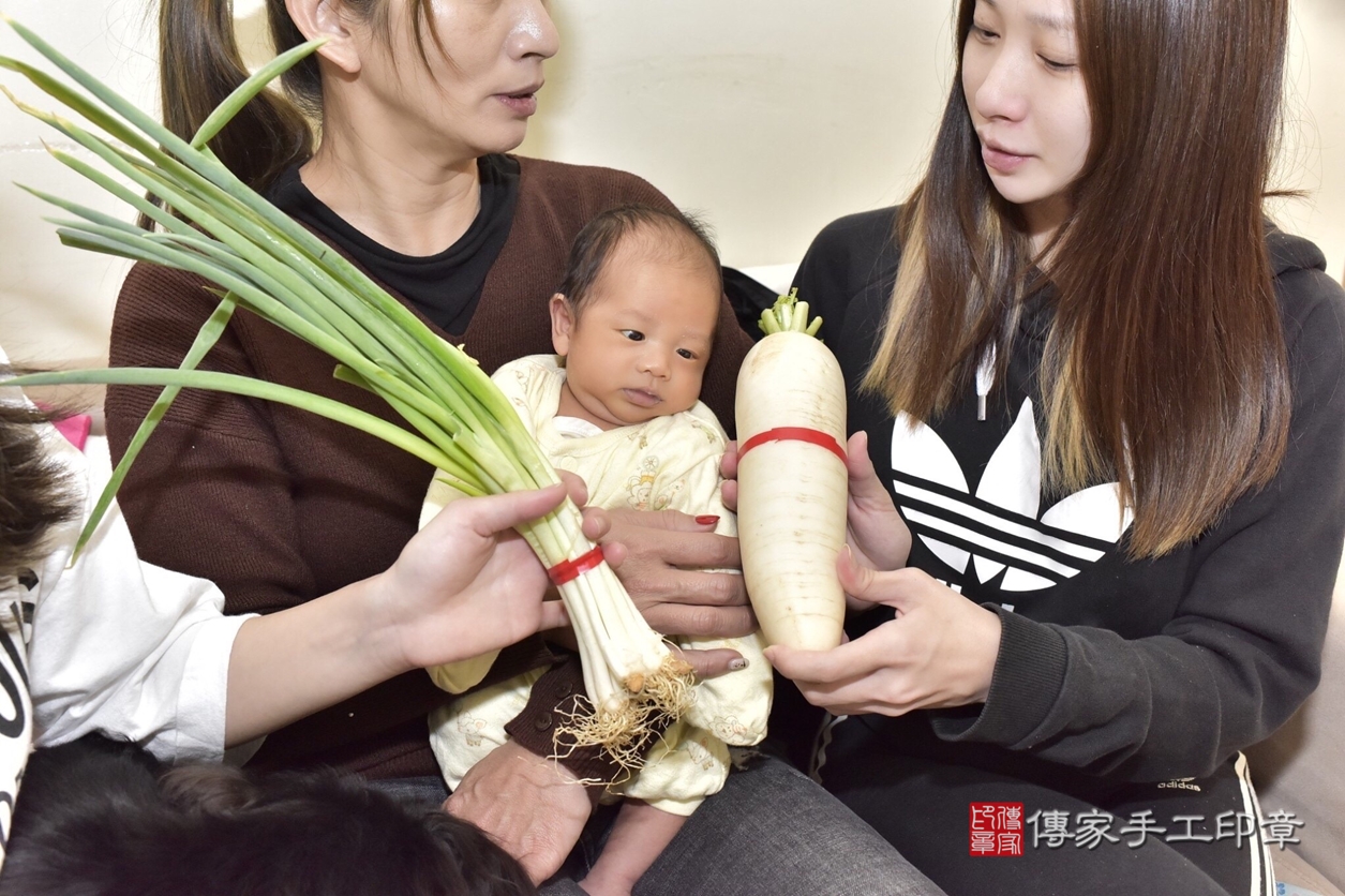 剃胎毛、滿月剃頭、嬰兒剃頭、嬰兒理髮、嬰兒剃髮、嬰兒剃胎毛、嬰兒滿月剃頭、汪寶寶剃頭、剃胎毛儀式、剃胎毛吉祥話、滿月剃頭儀式、滿月剃頭吉祥話、汪寶寶剃胎毛、汪寶寶滿月剃頭理髮、 新北市泰山區剃胎毛、新北市泰山區滿月剃頭、新北市泰山區嬰兒剃頭剃胎毛、新北市泰山區嬰兒理髮、新北市嬰兒剃髮、 汪寶寶(新北市泰山區到府嬰兒汪寶寶滿月剃頭理髮、到府嬰兒剃胎毛儀式吉祥話)。到府剃頭剃胎毛主持、專業拍照、DVD光碟、證書。★購買「臍帶章、肚臍章、胎毛筆刷印章」贈送：剃頭、收涎、抓周，三選一。2022.03.08照片11