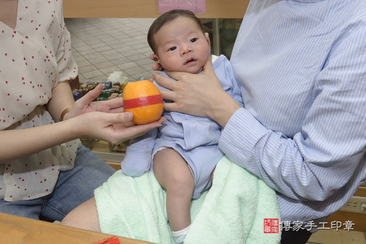 剃胎毛、滿月剃頭、嬰兒剃頭、嬰兒理髮、嬰兒剃髮、嬰兒剃胎毛、嬰兒滿月剃頭、彭寶寶剃頭、剃胎毛儀式、剃胎毛吉祥話、滿月剃頭儀式、滿月剃頭吉祥話、彭寶寶剃胎毛、彭寶寶滿月剃頭理髮、 新北市永和區剃胎毛、新北市永和區滿月剃頭、新北市永和區嬰兒剃頭剃胎毛、新北市永和區嬰兒理髮、新北市嬰兒剃髮、 彭寶寶(新北市永和區嬰兒彭寶寶滿月剃頭理髮、嬰兒剃胎毛儀式吉祥話)。中國風會場，爸媽寶貝穿「日中韓」古裝禮服。專業拍照、DVD光碟、證書。★購買「臍帶章、肚臍章、胎毛筆刷印章」贈送：剃頭、收涎、抓周，三選一。2022.03.17照片15