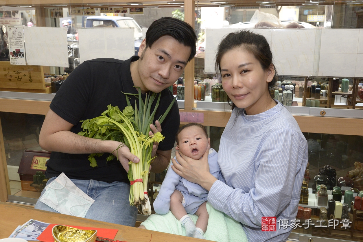 剃胎毛、滿月剃頭、嬰兒剃頭、嬰兒理髮、嬰兒剃髮、嬰兒剃胎毛、嬰兒滿月剃頭、彭寶寶剃頭、剃胎毛儀式、剃胎毛吉祥話、滿月剃頭儀式、滿月剃頭吉祥話、彭寶寶剃胎毛、彭寶寶滿月剃頭理髮、 新北市永和區剃胎毛、新北市永和區滿月剃頭、新北市永和區嬰兒剃頭剃胎毛、新北市永和區嬰兒理髮、新北市嬰兒剃髮、 彭寶寶(新北市永和區嬰兒彭寶寶滿月剃頭理髮、嬰兒剃胎毛儀式吉祥話)。中國風會場，爸媽寶貝穿「日中韓」古裝禮服。專業拍照、DVD光碟、證書。★購買「臍帶章、肚臍章、胎毛筆刷印章」贈送：剃頭、收涎、抓周，三選一。2022.03.17照片16