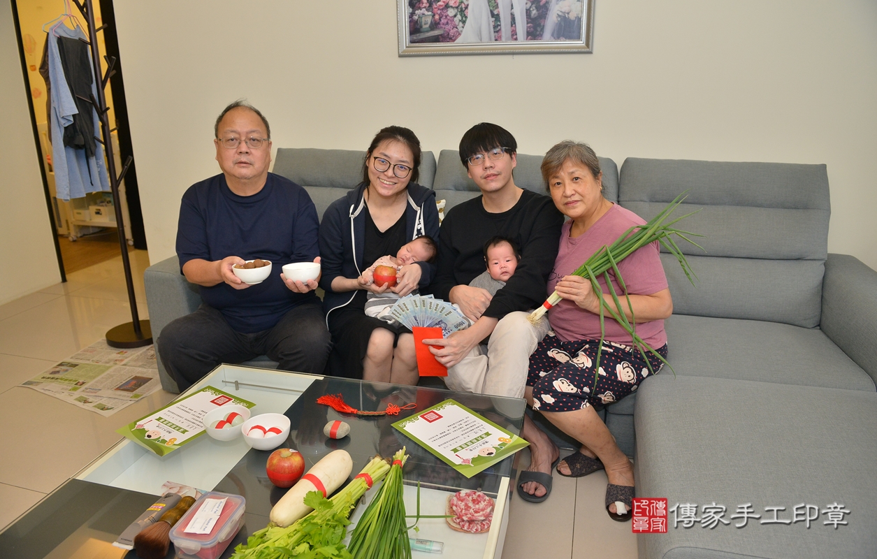 剃胎毛、滿月剃頭、嬰兒剃頭、嬰兒理髮、嬰兒剃髮、嬰兒剃胎毛、嬰兒滿月剃頭、袁寶寶(雙胞胎)剃頭、剃胎毛儀式、剃胎毛吉祥話、滿月剃頭儀式、滿月剃頭吉祥話、袁寶寶(雙胞胎)剃胎毛、袁寶寶(雙胞胎)滿月剃頭理髮、 新竹市香山區剃胎毛、新竹市香山區滿月剃頭、新竹市香山區嬰兒剃頭剃胎毛、新竹市香山區嬰兒理髮、新竹市嬰兒剃髮、 袁寶寶(雙胞胎)(新竹市香山區到府嬰兒袁寶寶(雙胞胎)滿月剃頭理髮、到府嬰兒剃胎毛儀式吉祥話)。到府剃頭剃胎毛主持、專業拍照、DVD光碟、證書。★購買「臍帶章、肚臍章、胎毛筆刷印章」贈送：剃頭、收涎、抓周，三選一。2021.11.24照片10