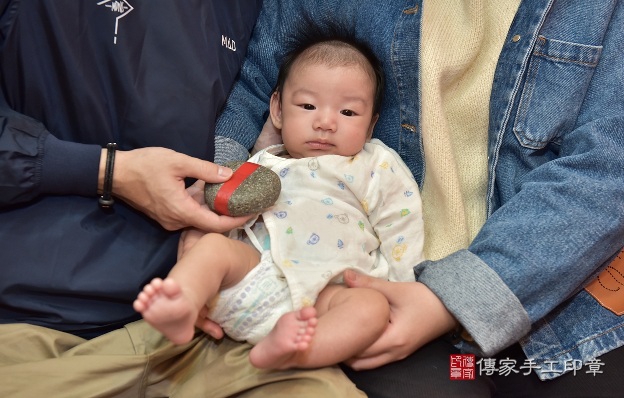 剃胎毛、滿月剃頭、嬰兒剃頭、嬰兒理髮、嬰兒剃髮、嬰兒剃胎毛、嬰兒滿月剃頭、彭寶寶剃頭、剃胎毛儀式、剃胎毛吉祥話、滿月剃頭儀式、滿月剃頭吉祥話、彭寶寶剃胎毛、彭寶寶滿月剃頭理髮、 新竹市香山區剃胎毛、新竹市香山區滿月剃頭、新竹市香山區嬰兒剃頭剃胎毛、新竹市香山區嬰兒理髮、新竹市嬰兒剃髮、 彭寶寶(新竹市香山區嬰兒彭寶寶滿月剃頭理髮、嬰兒剃胎毛儀式吉祥話)。中國風會場，爸媽寶貝穿「日中韓」古裝禮服。專業拍照、DVD光碟、證書。★購買「臍帶章、肚臍章、胎毛筆刷印章」贈送：剃頭、收涎、抓周，三選一。2021.11.14照片9