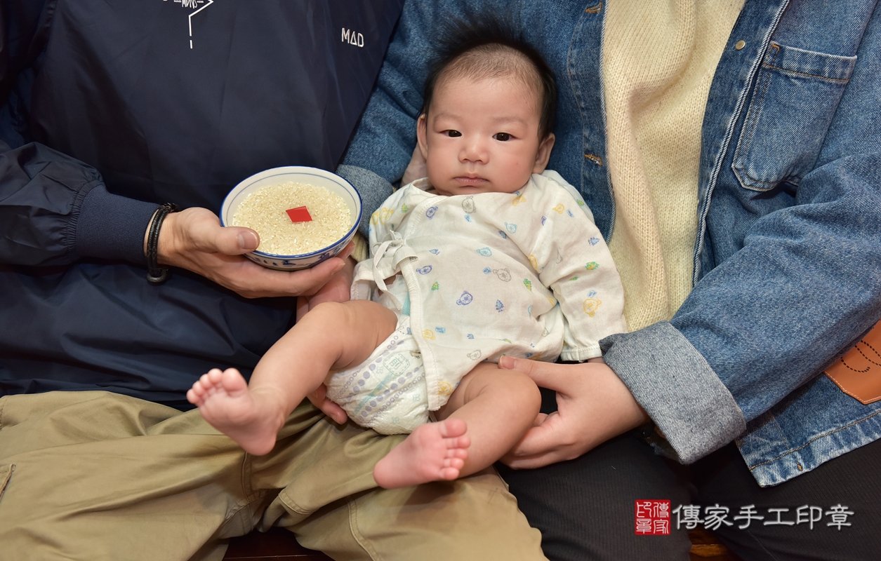 剃胎毛、滿月剃頭、嬰兒剃頭、嬰兒理髮、嬰兒剃髮、嬰兒剃胎毛、嬰兒滿月剃頭、彭寶寶剃頭、剃胎毛儀式、剃胎毛吉祥話、滿月剃頭儀式、滿月剃頭吉祥話、彭寶寶剃胎毛、彭寶寶滿月剃頭理髮、 新竹市香山區剃胎毛、新竹市香山區滿月剃頭、新竹市香山區嬰兒剃頭剃胎毛、新竹市香山區嬰兒理髮、新竹市嬰兒剃髮、 彭寶寶(新竹市香山區嬰兒彭寶寶滿月剃頭理髮、嬰兒剃胎毛儀式吉祥話)。中國風會場，爸媽寶貝穿「日中韓」古裝禮服。專業拍照、DVD光碟、證書。★購買「臍帶章、肚臍章、胎毛筆刷印章」贈送：剃頭、收涎、抓周，三選一。2021.11.14照片11