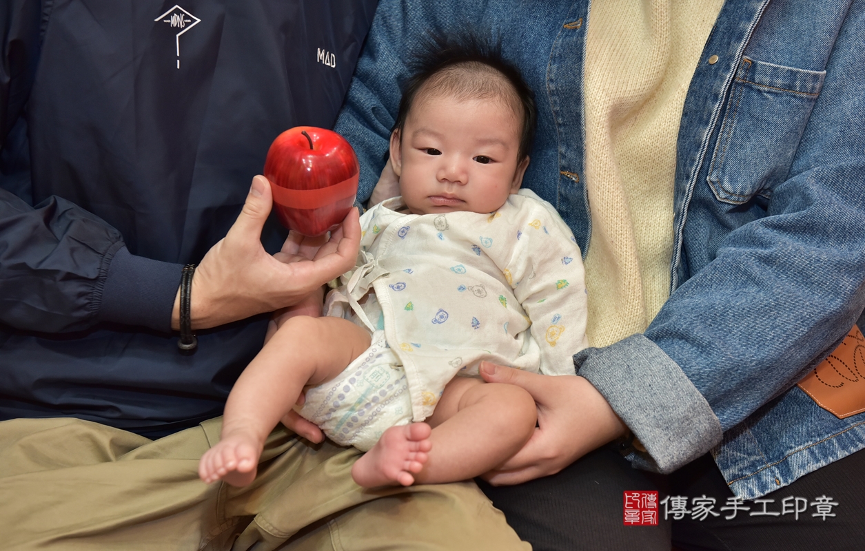 剃胎毛、滿月剃頭、嬰兒剃頭、嬰兒理髮、嬰兒剃髮、嬰兒剃胎毛、嬰兒滿月剃頭、彭寶寶剃頭、剃胎毛儀式、剃胎毛吉祥話、滿月剃頭儀式、滿月剃頭吉祥話、彭寶寶剃胎毛、彭寶寶滿月剃頭理髮、 新竹市香山區剃胎毛、新竹市香山區滿月剃頭、新竹市香山區嬰兒剃頭剃胎毛、新竹市香山區嬰兒理髮、新竹市嬰兒剃髮、 彭寶寶(新竹市香山區嬰兒彭寶寶滿月剃頭理髮、嬰兒剃胎毛儀式吉祥話)。中國風會場，爸媽寶貝穿「日中韓」古裝禮服。專業拍照、DVD光碟、證書。★購買「臍帶章、肚臍章、胎毛筆刷印章」贈送：剃頭、收涎、抓周，三選一。2021.11.14照片14